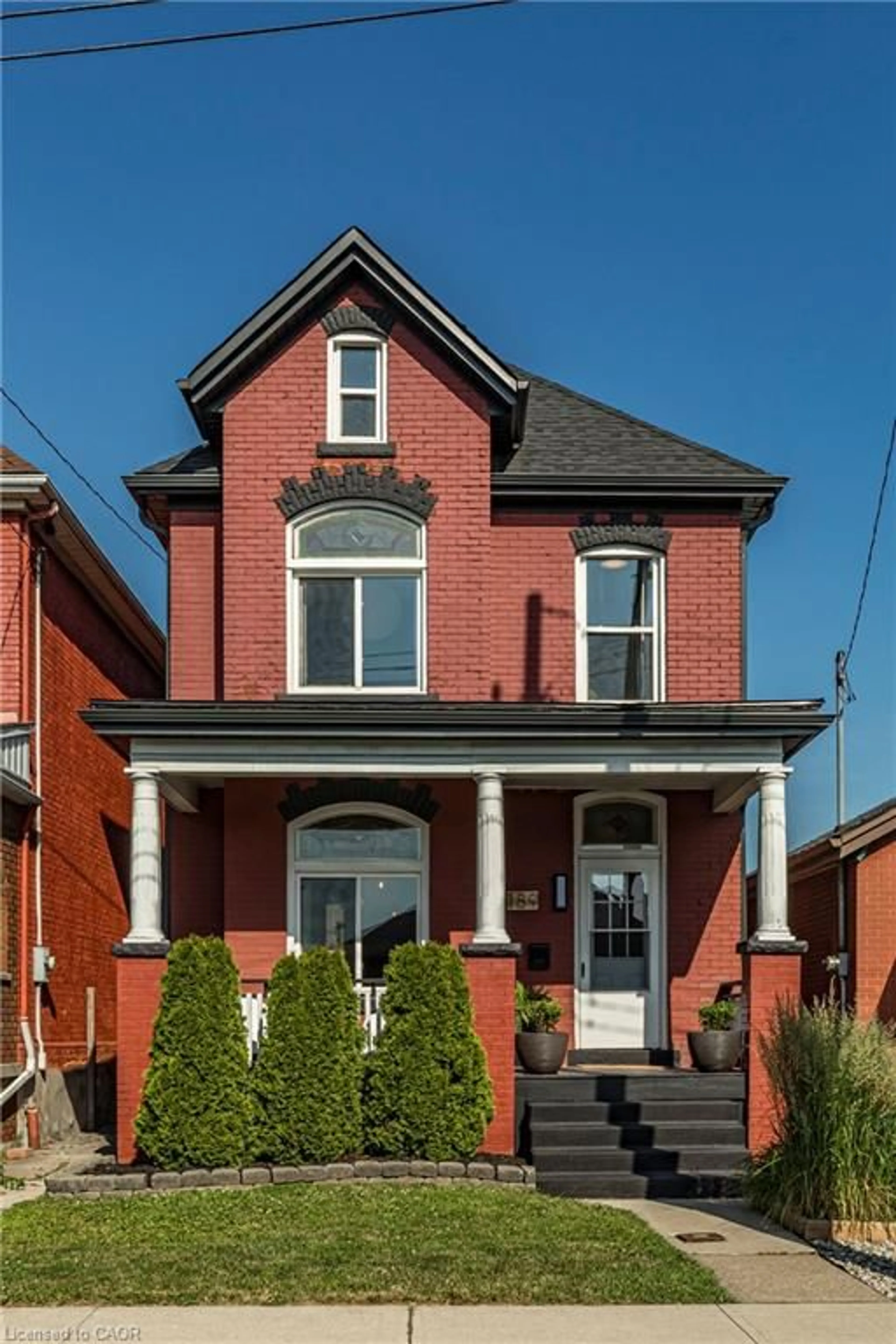 Home with brick exterior material, street for 189 West Ave, Hamilton Ontario L8L 5C7