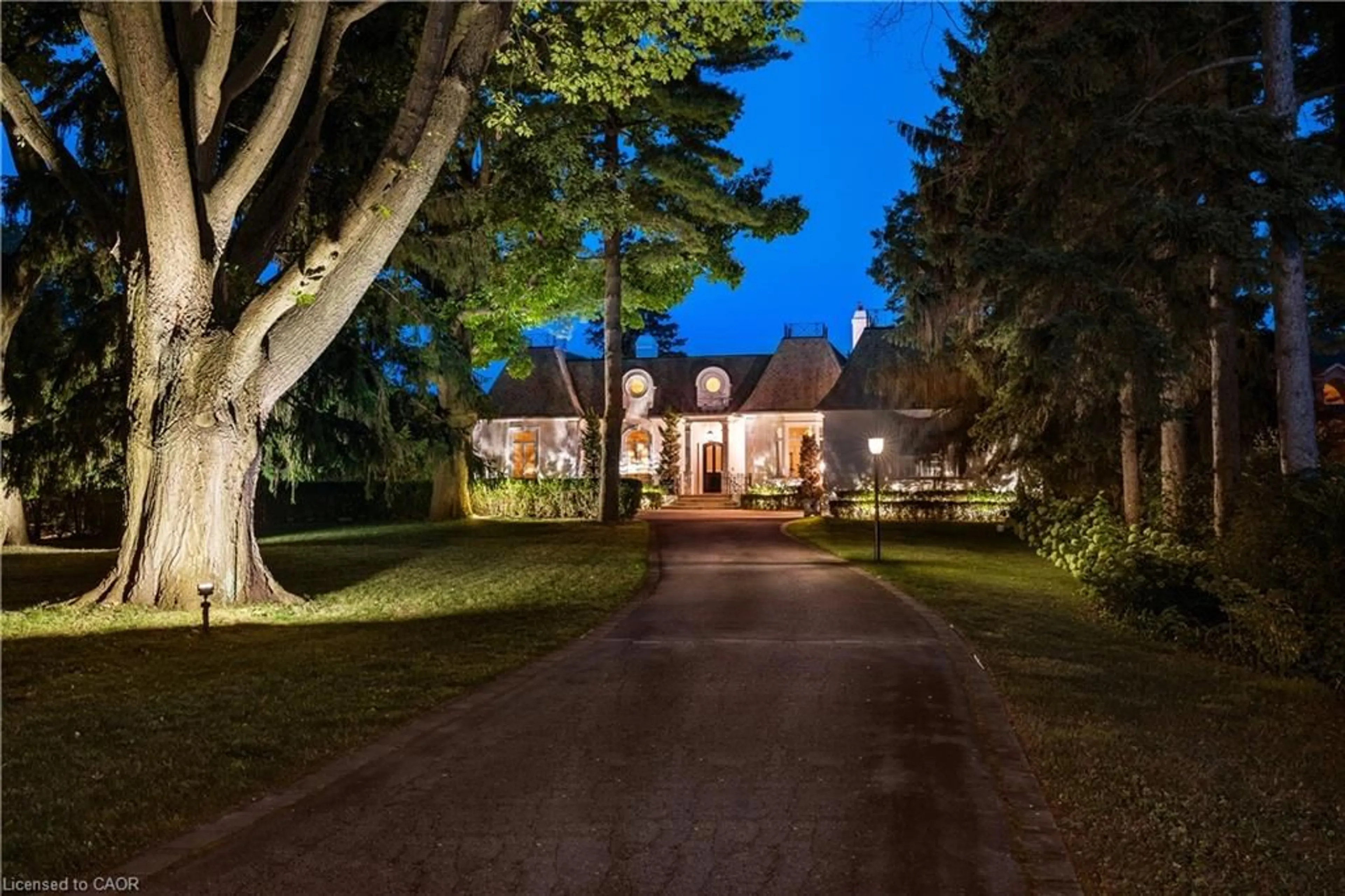 A pic from outside/outdoor area/front of a property/back of a property/a pic from drone, street for 4410 Lakeshore Rd, Burlington Ontario L7L 1B4