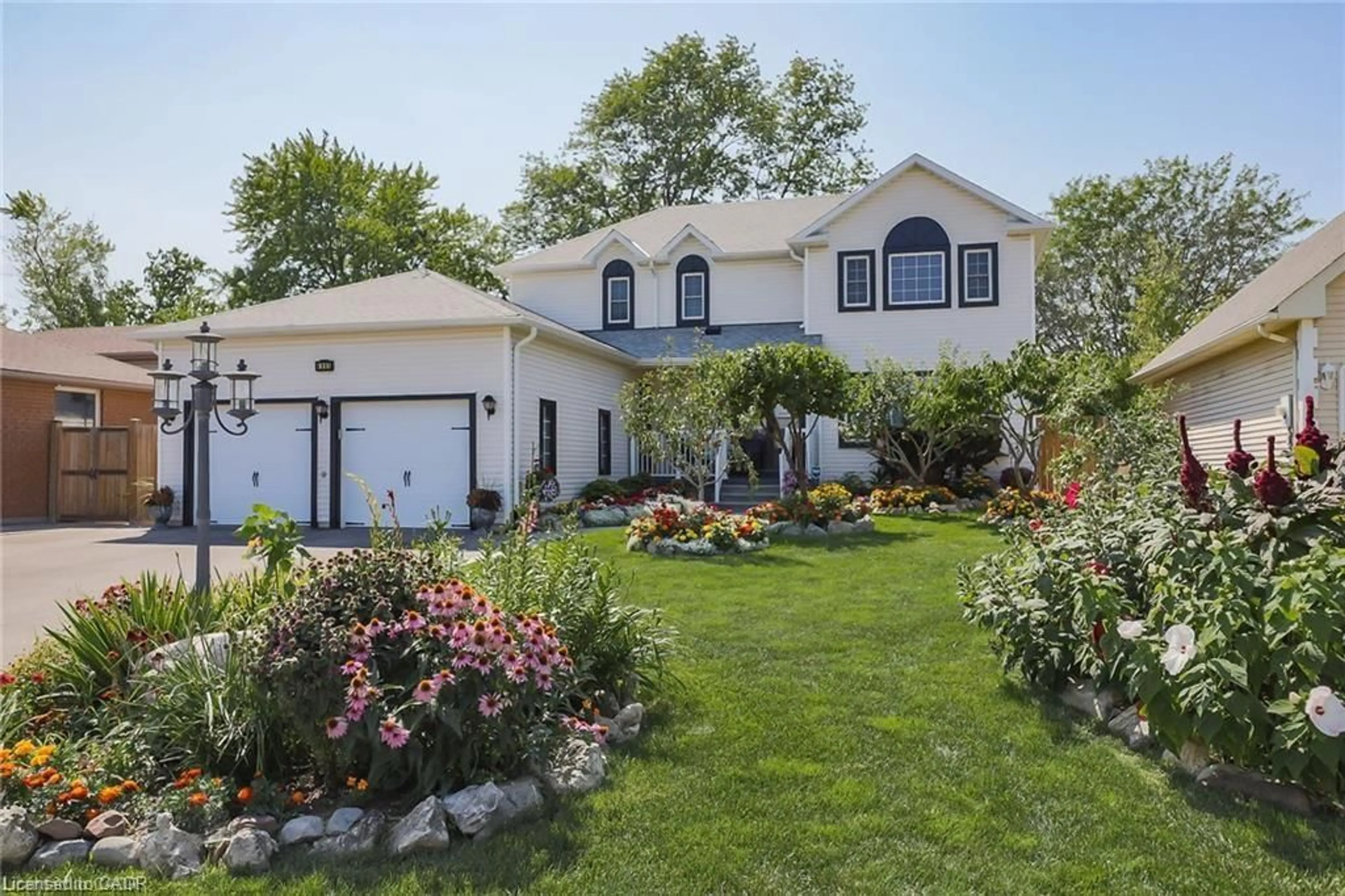 Home with vinyl exterior material, street for 4965 Alexandra Ave, Beamsville Ontario L3J 0C9