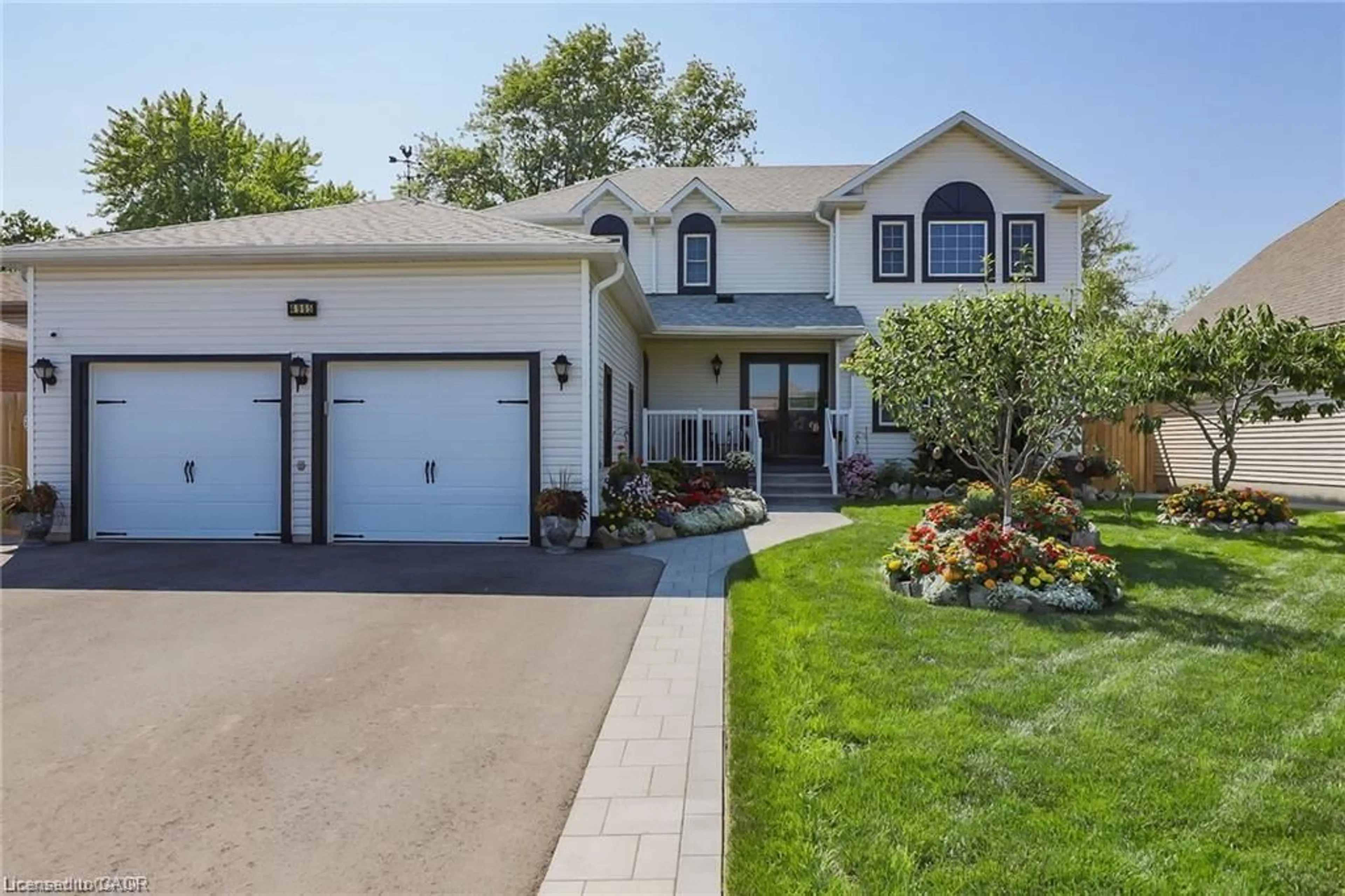 Home with vinyl exterior material, street for 4965 Alexandra Ave, Beamsville Ontario L3J 0C9