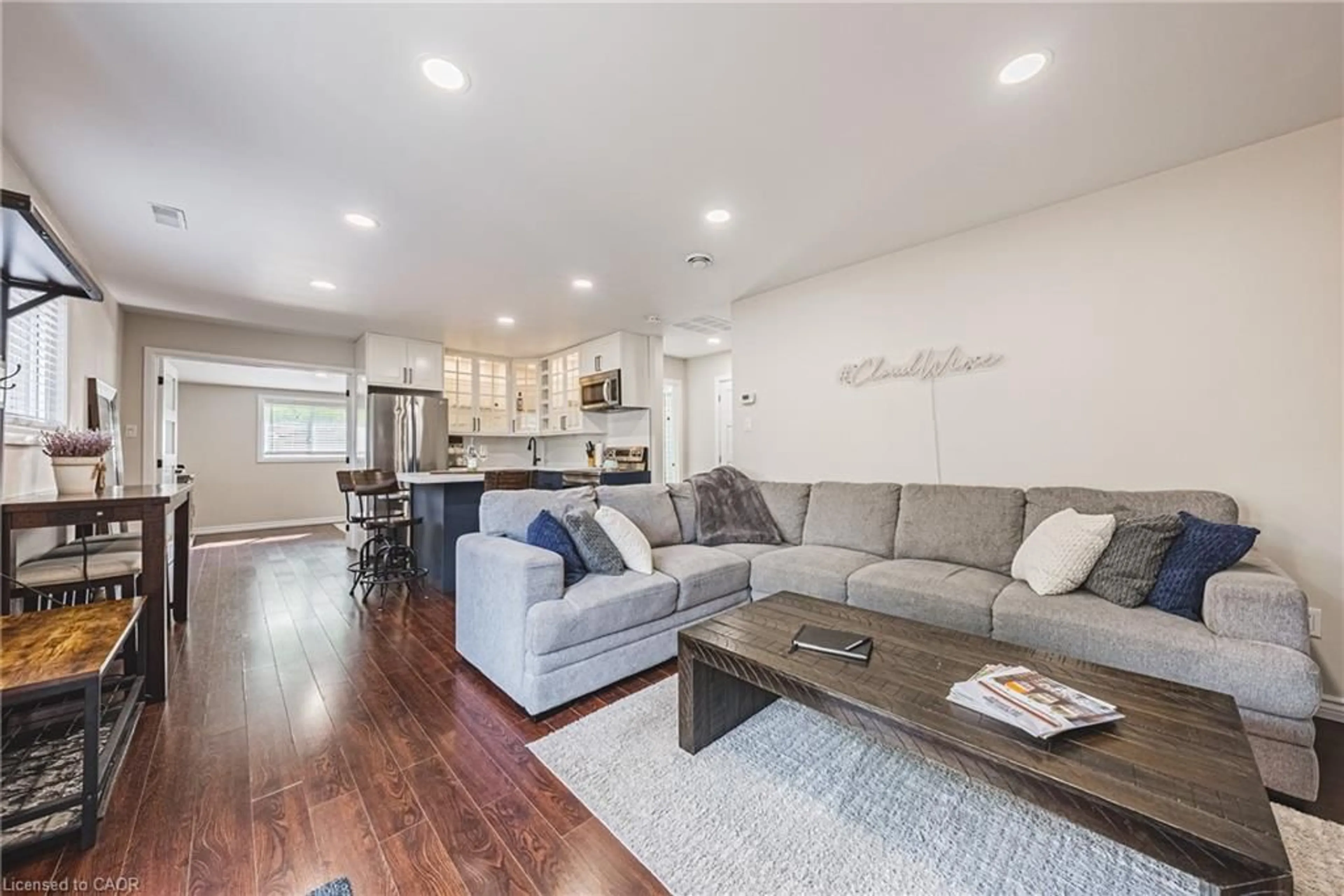 Living room with furniture, wood/laminate floor for 3865 Victoria Ave, Vineland Ontario L0R 2C0