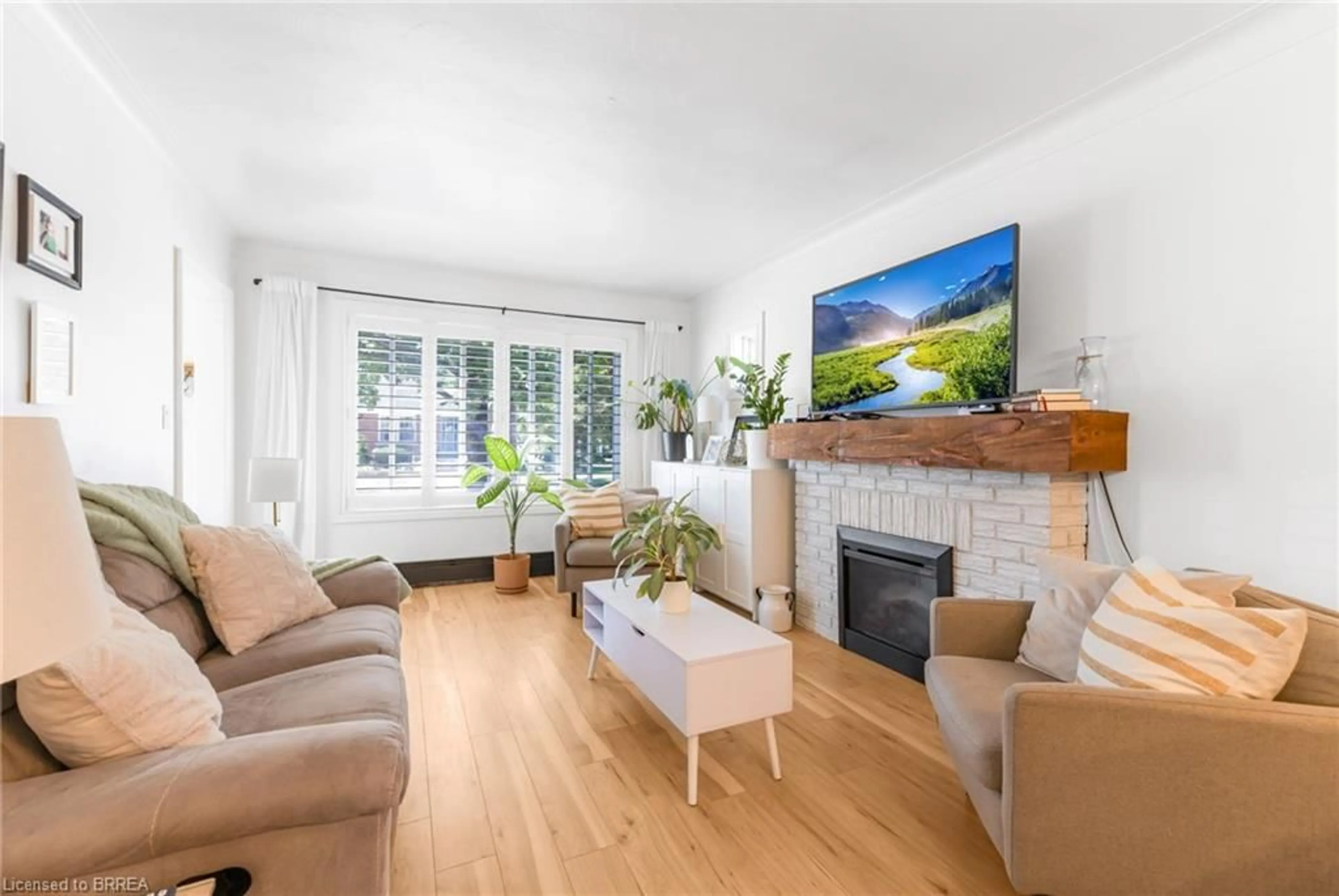 Living room with furniture, unknown for 12 Patricia St, Brantford Ontario N3T 1W5