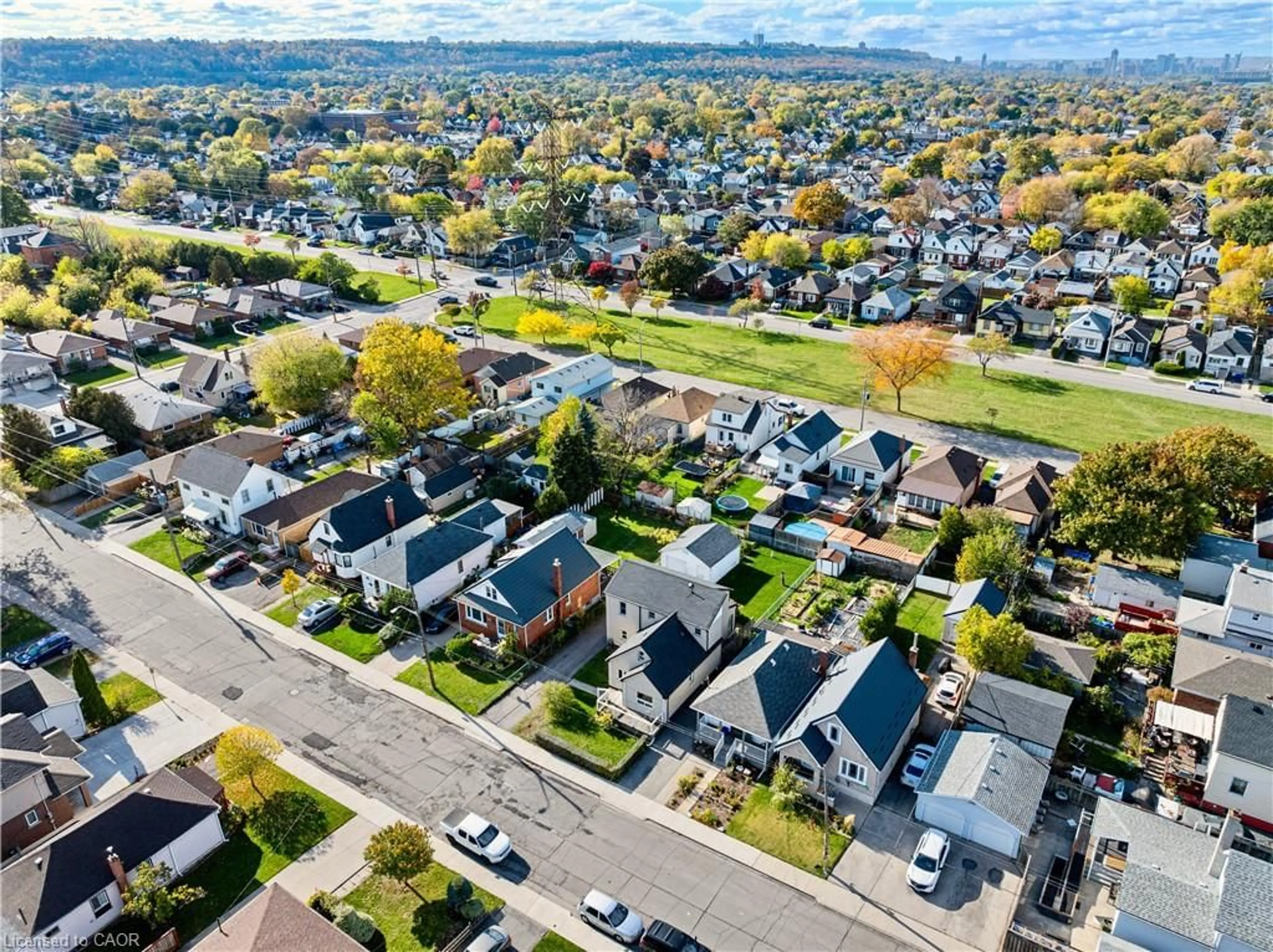 A pic from outside/outdoor area/front of a property/back of a property/a pic from drone, street for 233 Normanhurst Ave, Hamilton Ontario L8H 5N1