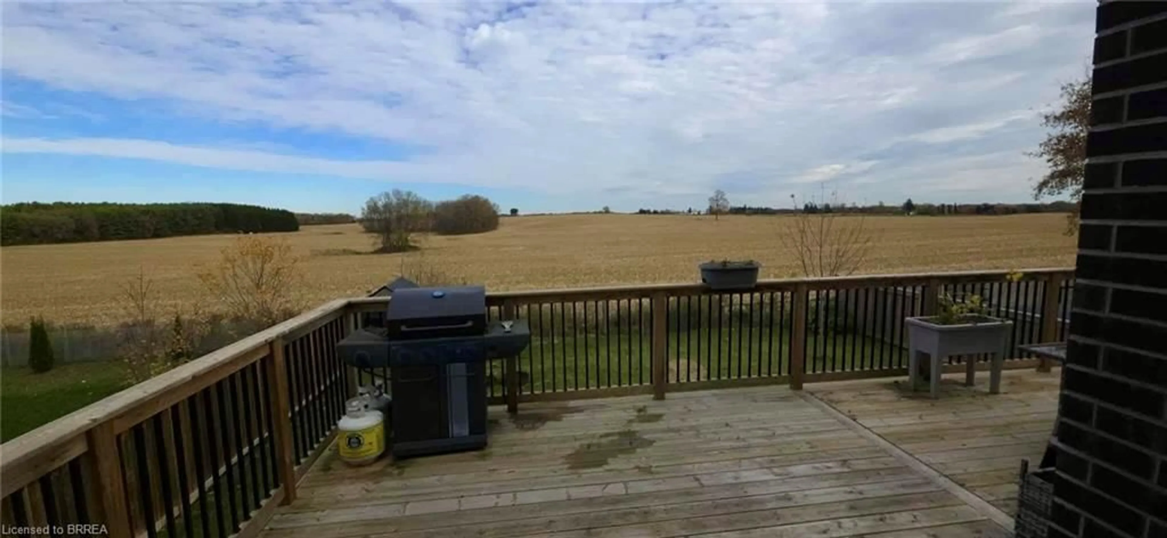 A pic from outside/outdoor area/front of a property/back of a property/a pic from drone, unknown for 333 Poldon Dr, Norwich Ontario N0J 1P0