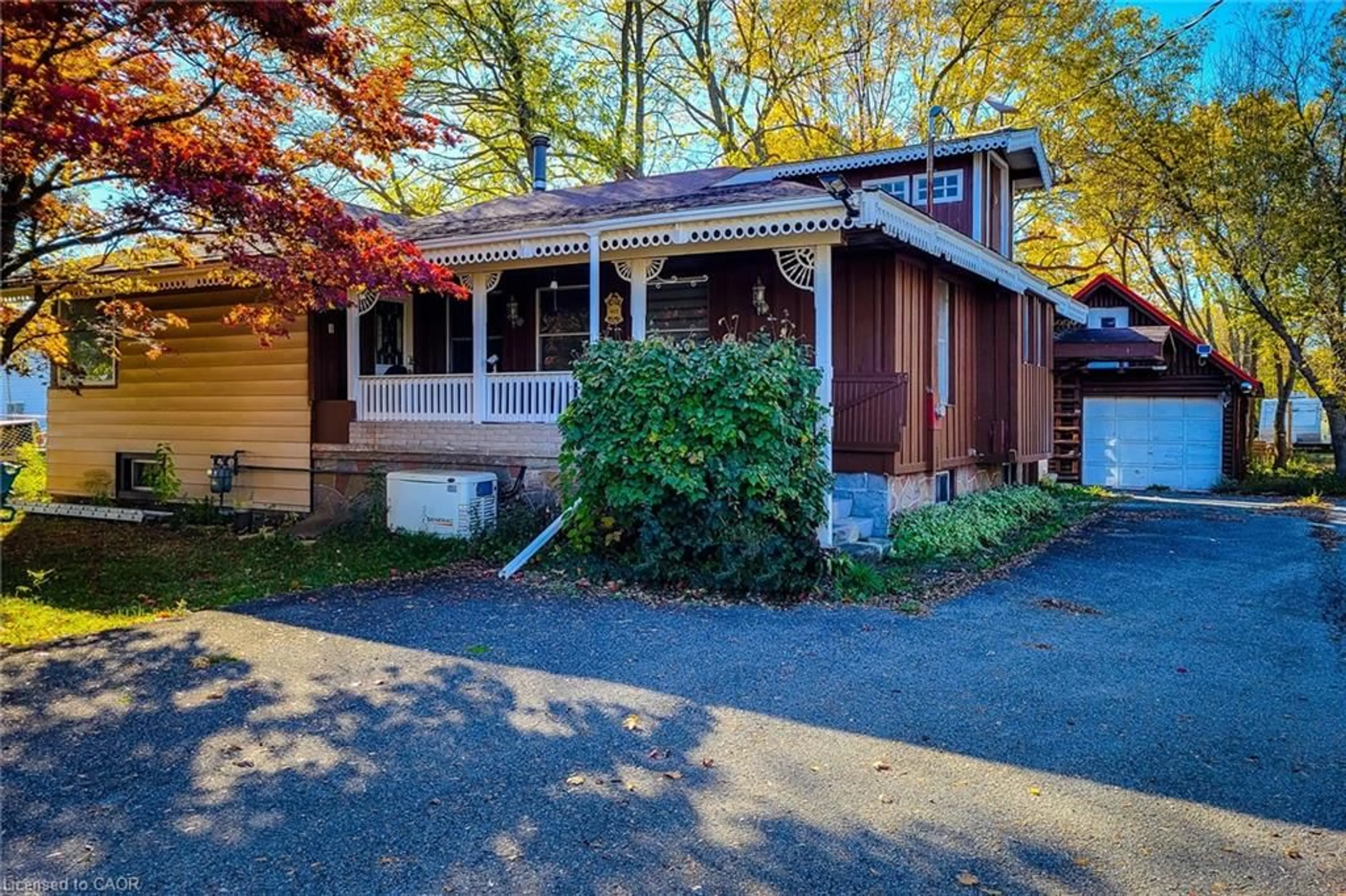 Home with vinyl exterior material, street for 1423 Merrittville Hwy, Welland Ontario L3B 5N5