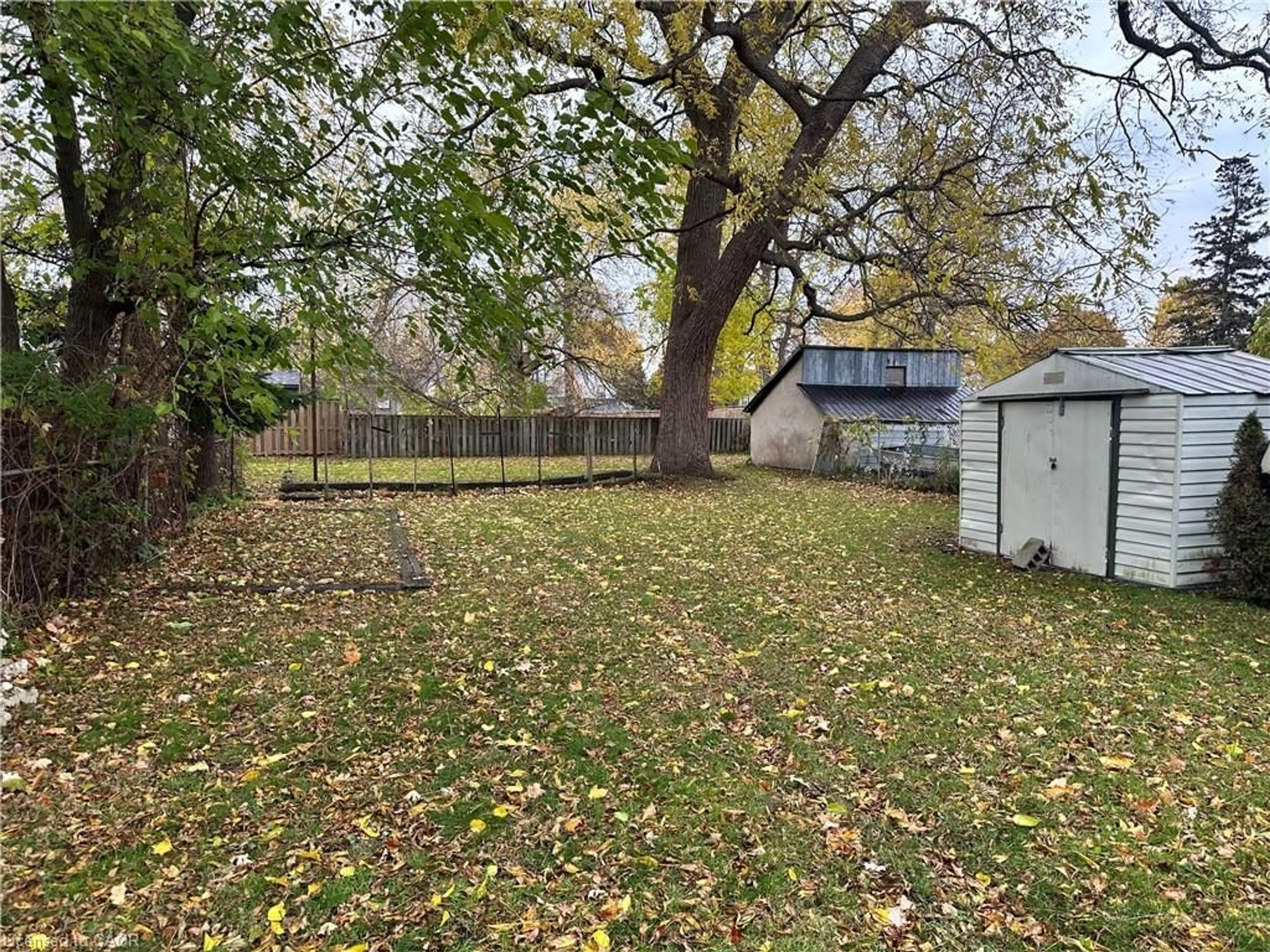 A pic from outside/outdoor area/front of a property/back of a property/a pic from drone, street for 149 Forest St, Dunnville Ontario N1A 1B9