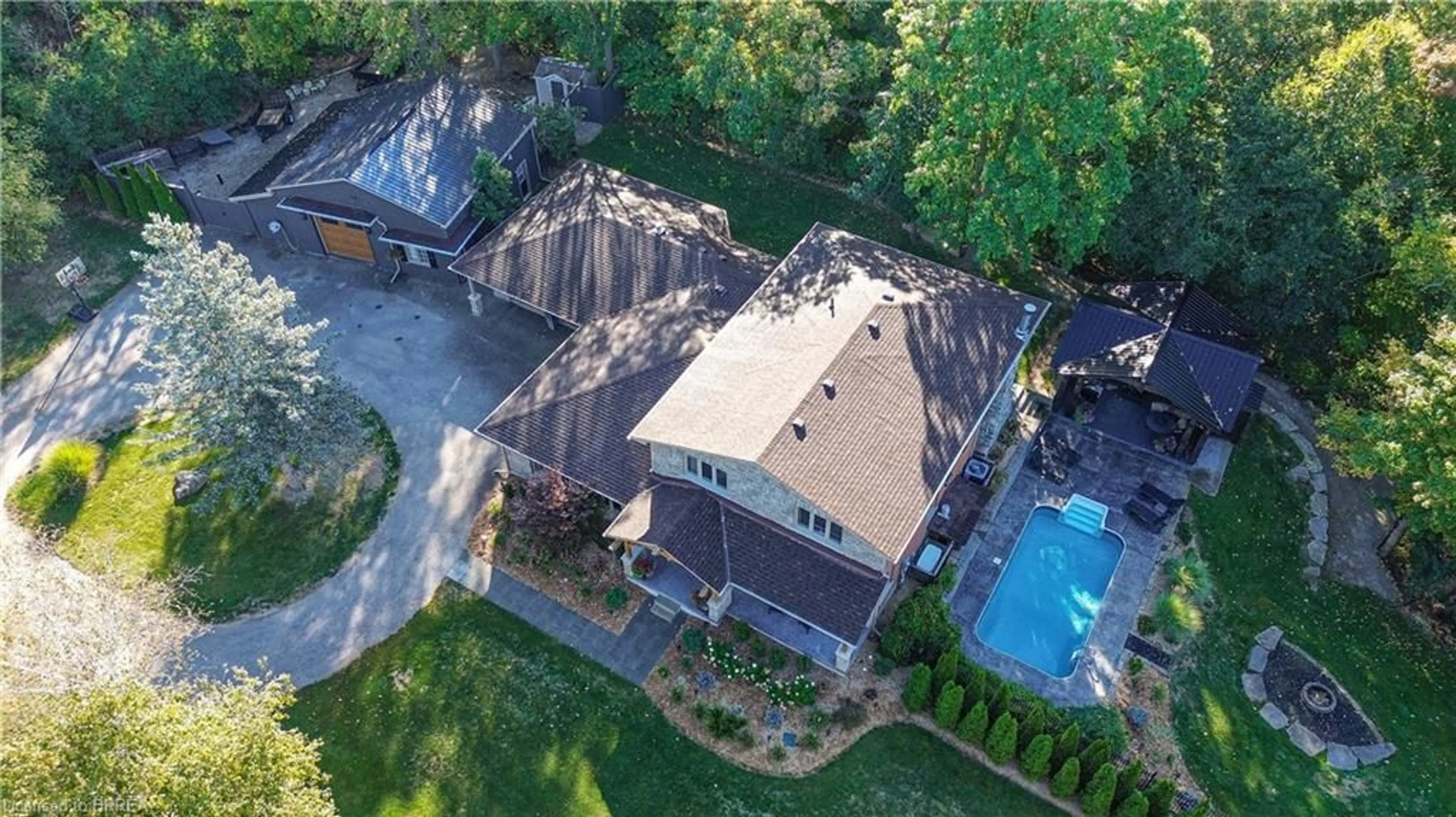 A pic from outside/outdoor area/front of a property/back of a property/a pic from drone, water/lake/river/ocean view for 360 Robinson Rd, Brantford Ontario N3T 5L7