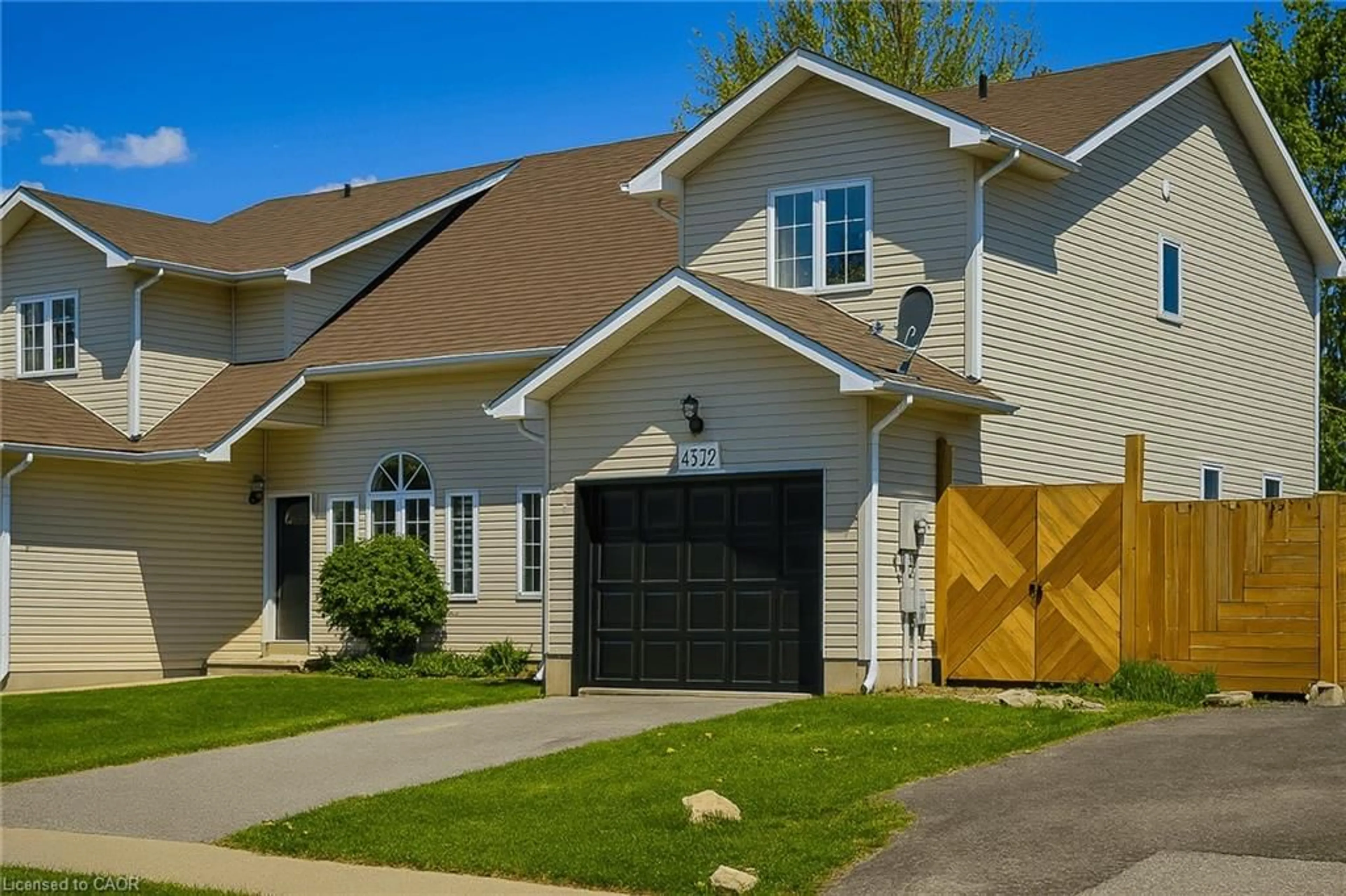 Home with vinyl exterior material, street for 4532 Garden Gate Terr, Beamsville Ontario L0R 1B9