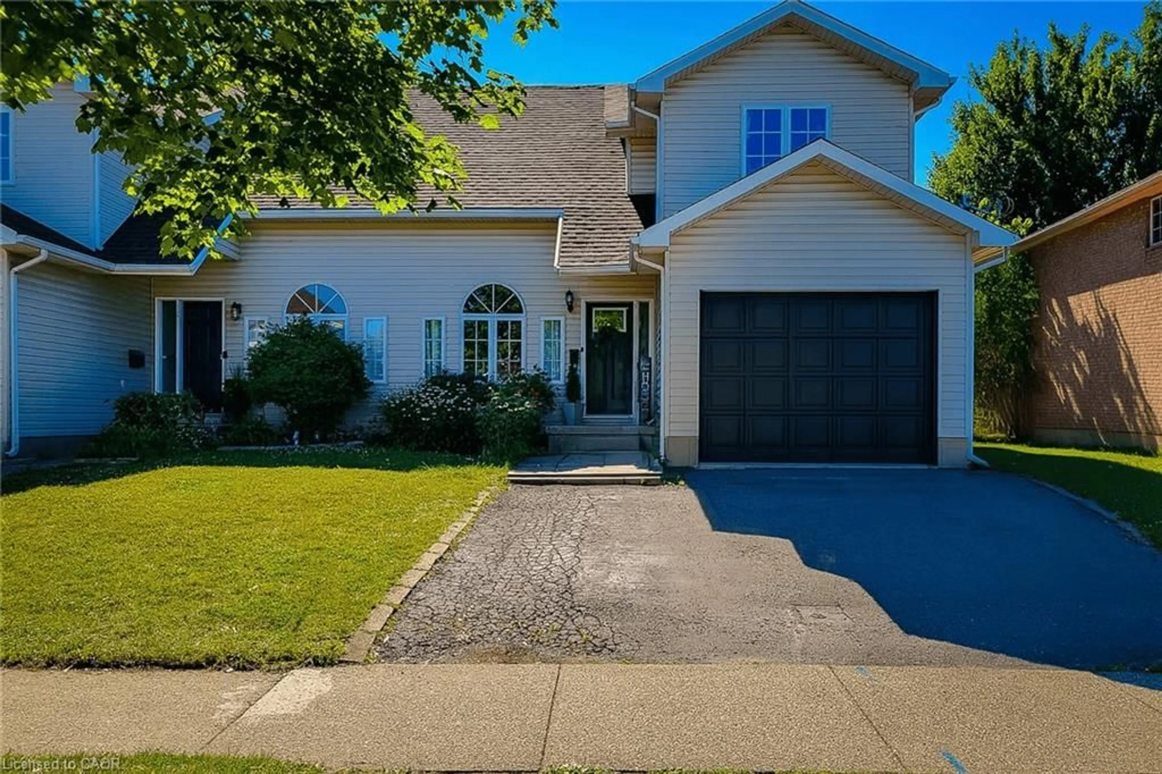 Home with vinyl exterior material, street for 4532 Garden Gate Terr, Beamsville Ontario L0R 1B9