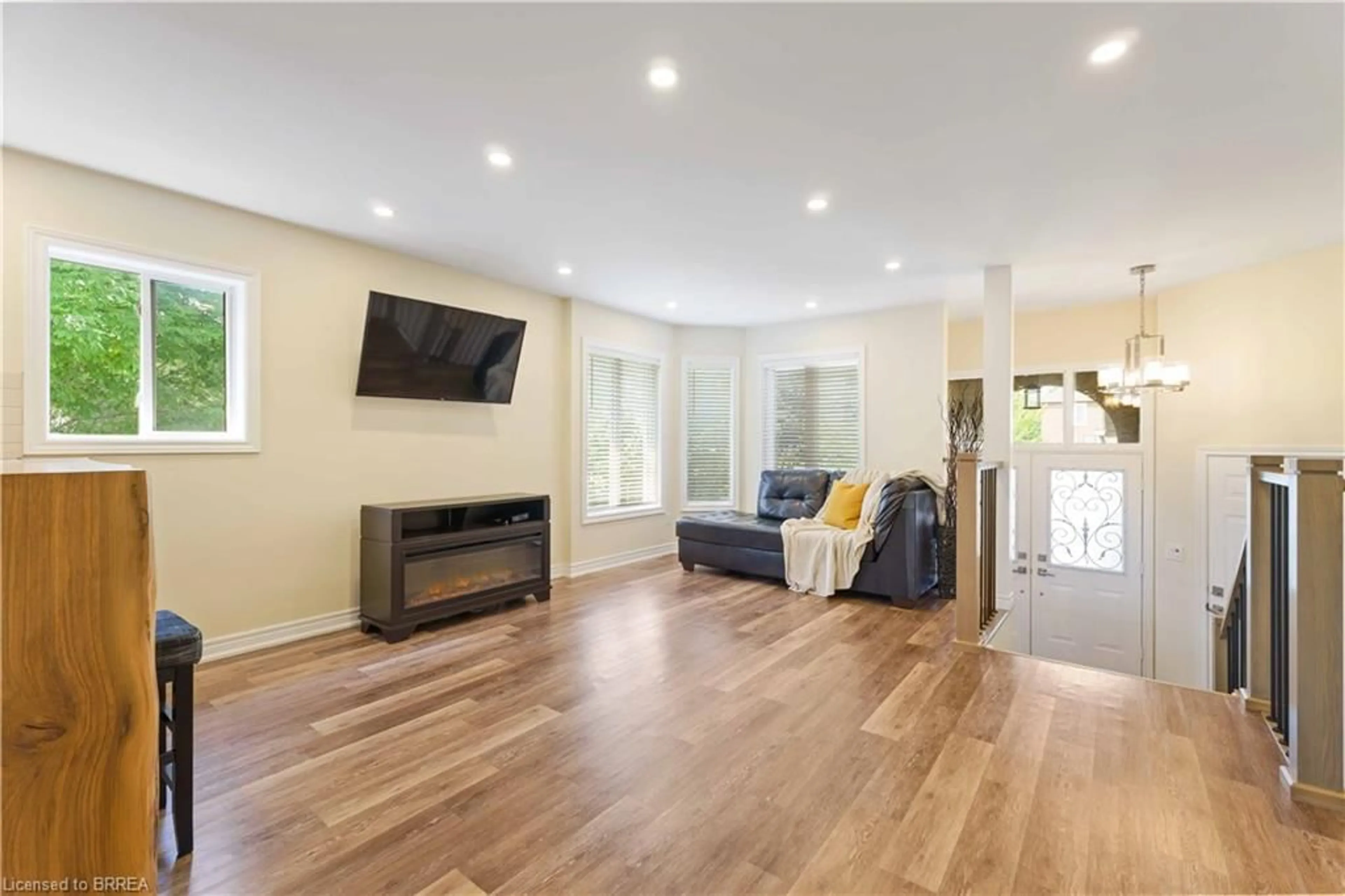 Living room with furniture, wood/laminate floor for 4319 Arejay Ave, Beamsville Ontario L0R 1B6