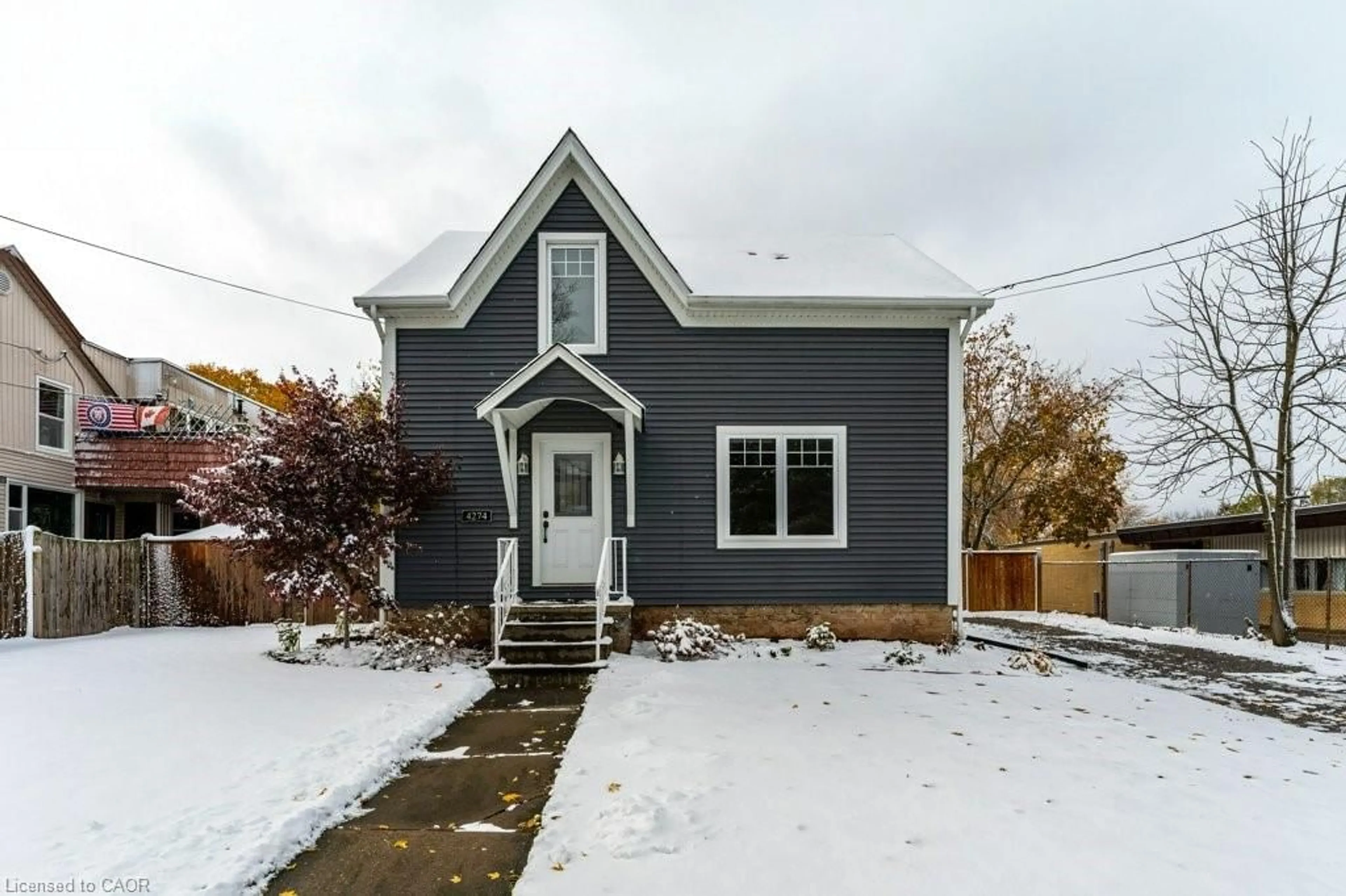 Home with vinyl exterior material, street for 4274 William St, Beamsville Ontario L0R 1B0