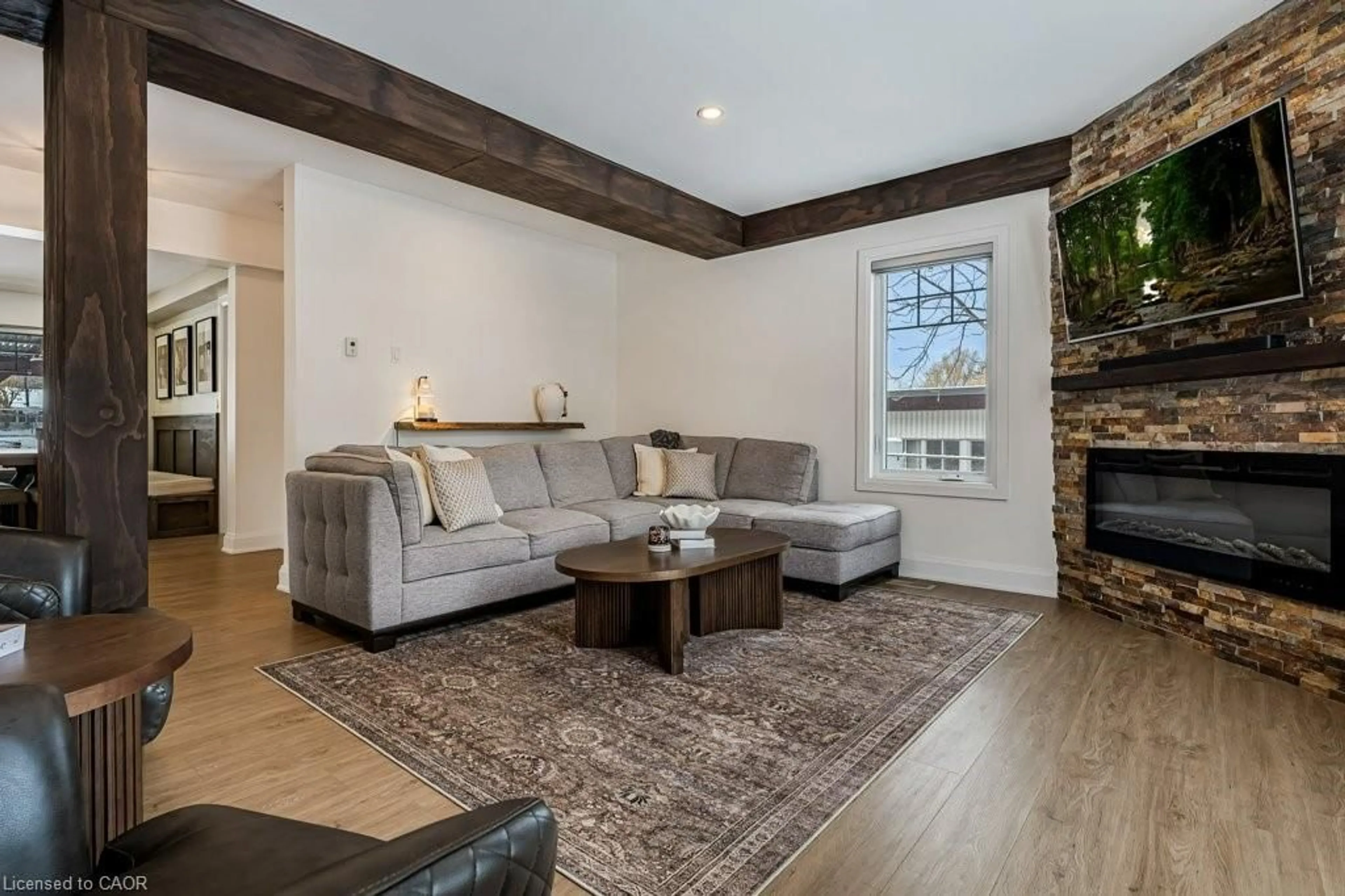 Living room with furniture, wood/laminate floor for 4274 William St, Beamsville Ontario L0R 1B0