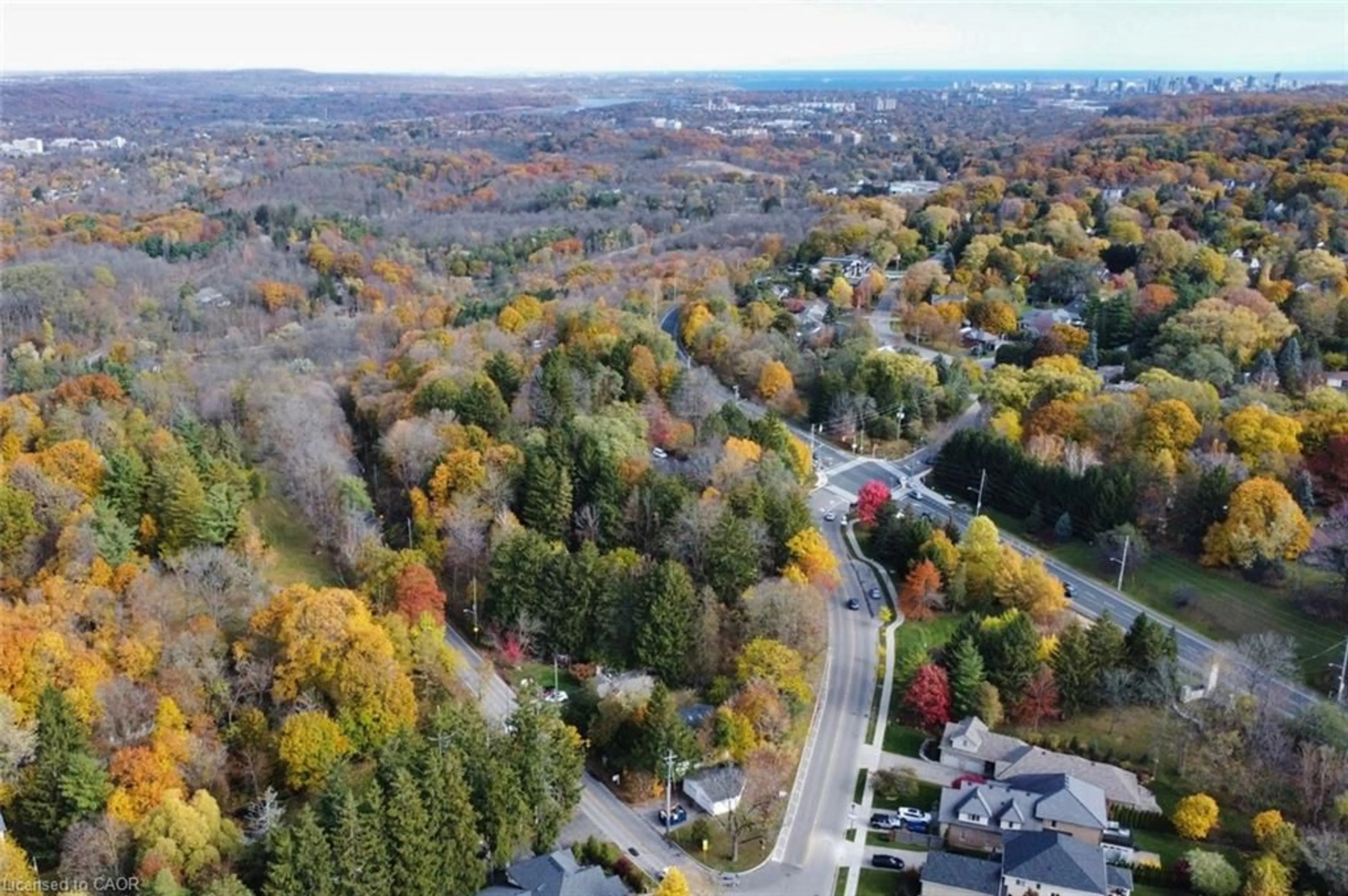 A pic from outside/outdoor area/front of a property/back of a property/a pic from drone, unknown for 658 Old Dundas Rd, Ancaster Ontario L9G 3J5