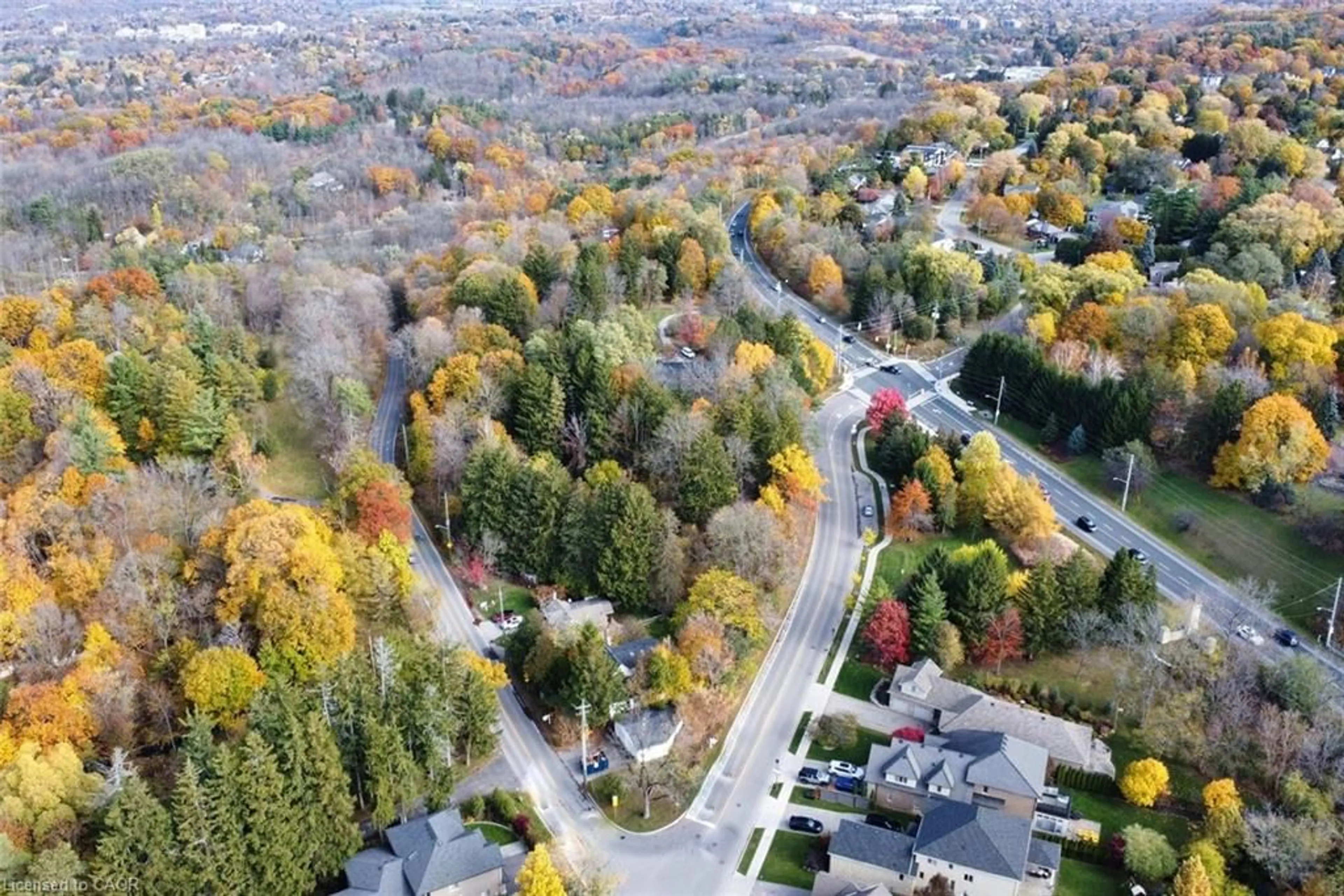 A pic from outside/outdoor area/front of a property/back of a property/a pic from drone, street for 658 Old Dundas Rd, Ancaster Ontario L9G 3J5