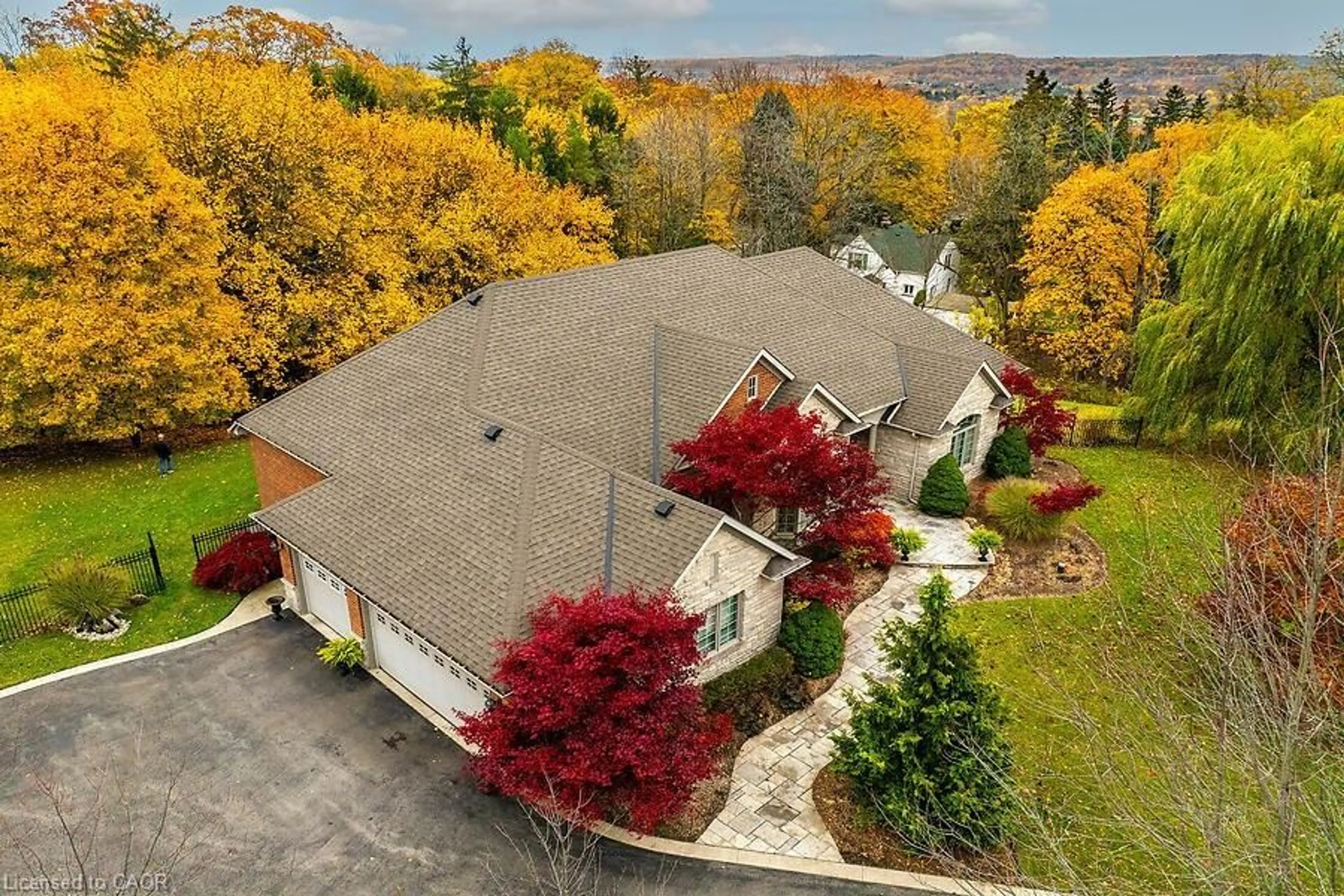 A pic from outside/outdoor area/front of a property/back of a property/a pic from drone, unknown for 27 Sun Ave, Dundas Ontario L9H 5A6