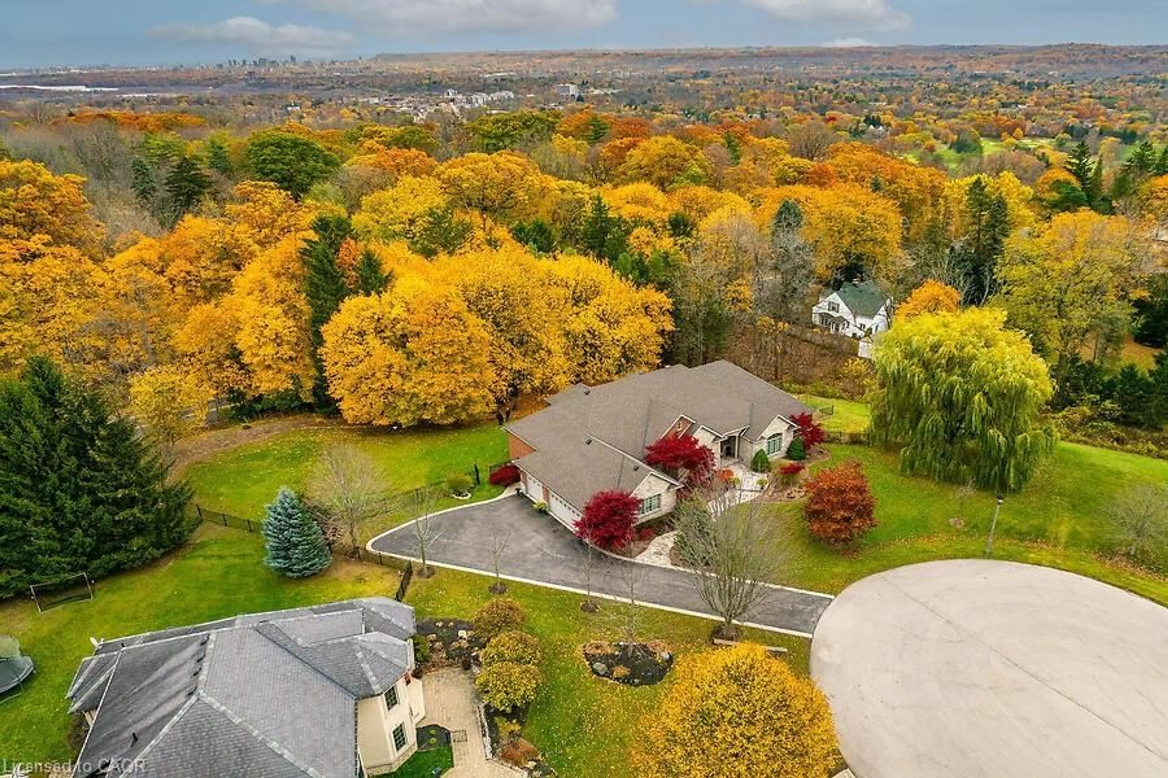 A pic from outside/outdoor area/front of a property/back of a property/a pic from drone, unknown for 27 Sun Ave, Dundas Ontario L9H 5A6