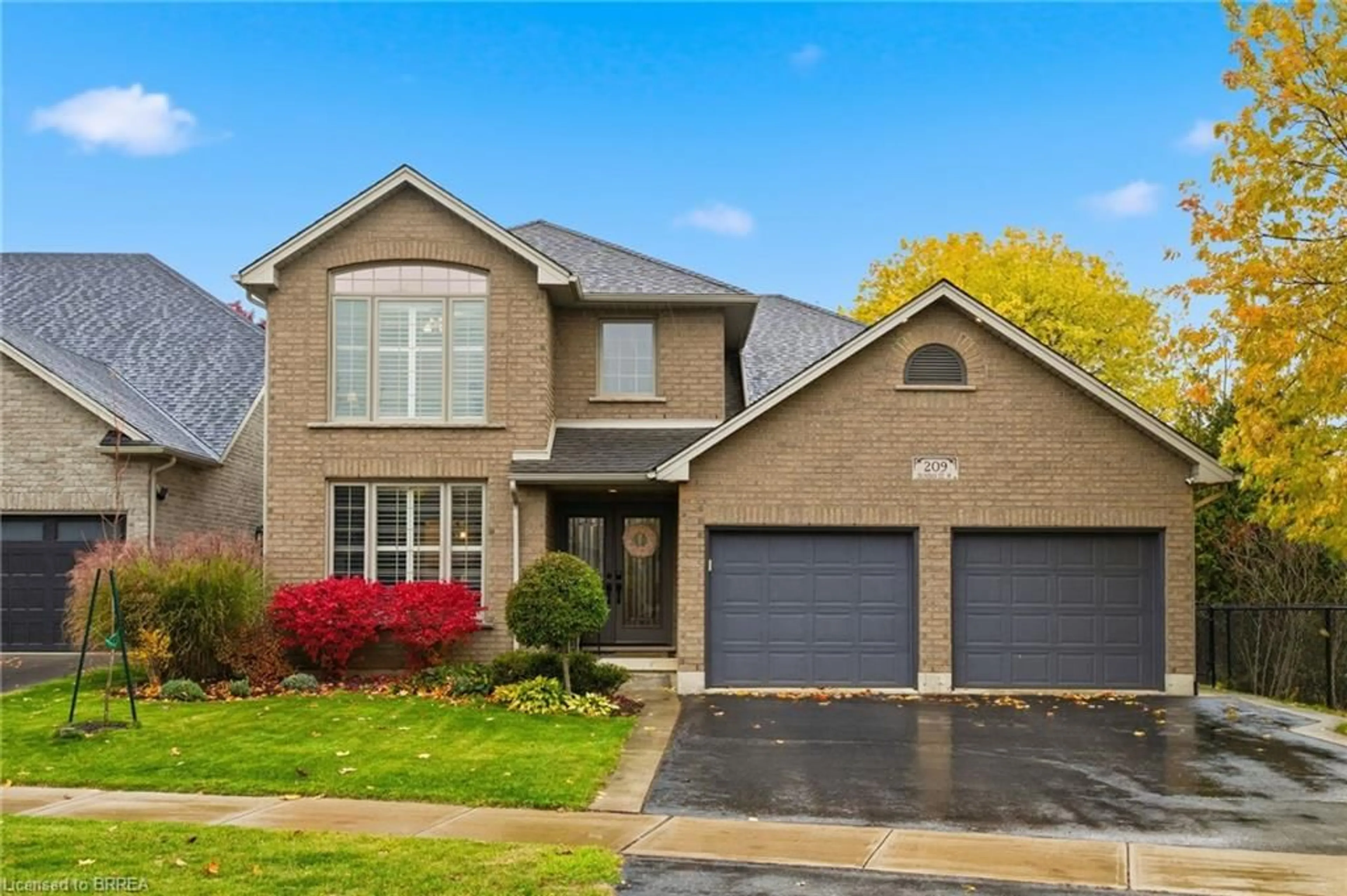 Home with brick exterior material, street for 209 Dundas St, Paris Ontario N3L 4H3