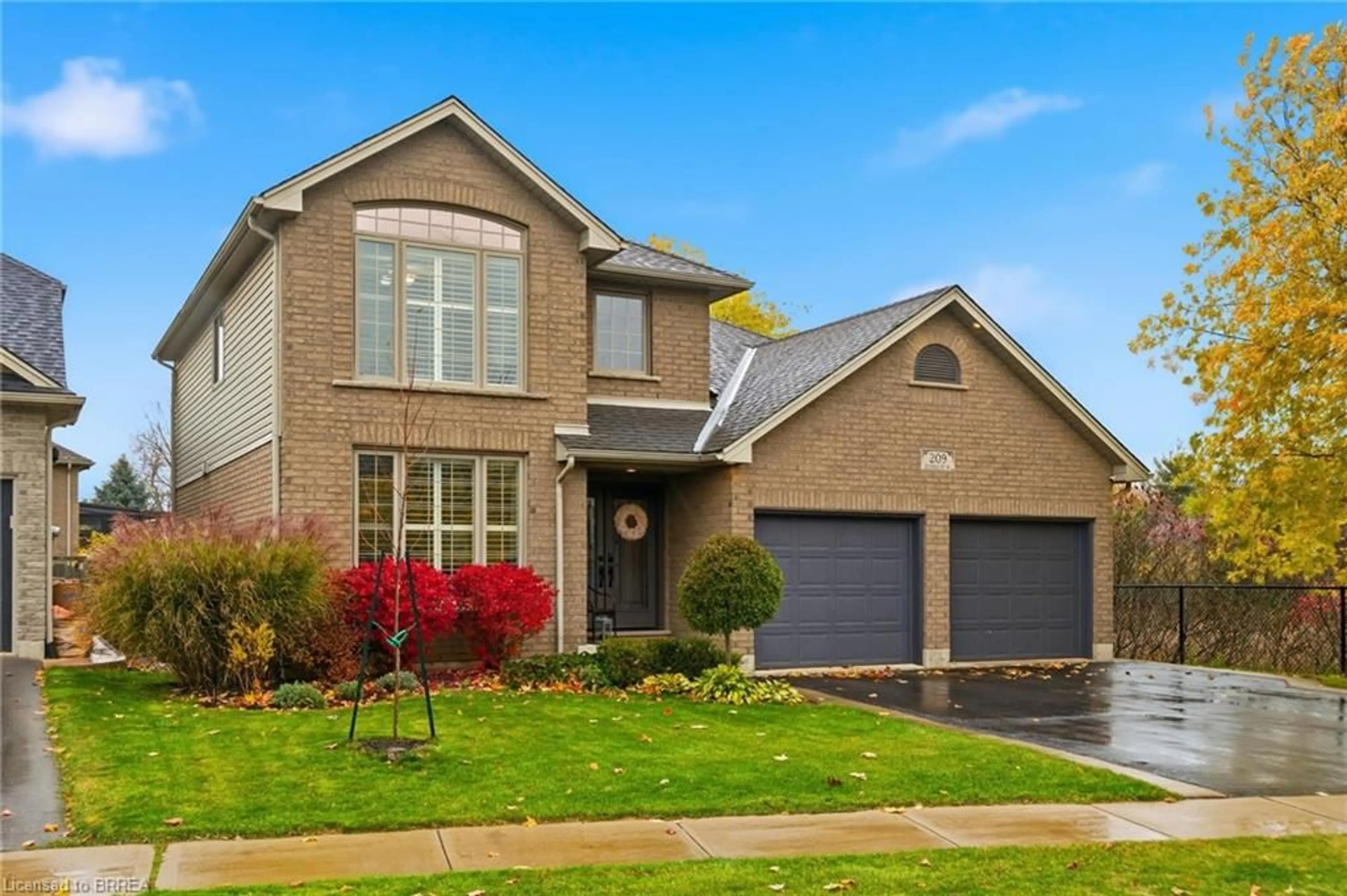 Home with brick exterior material, street for 209 Dundas St, Paris Ontario N3L 4H3