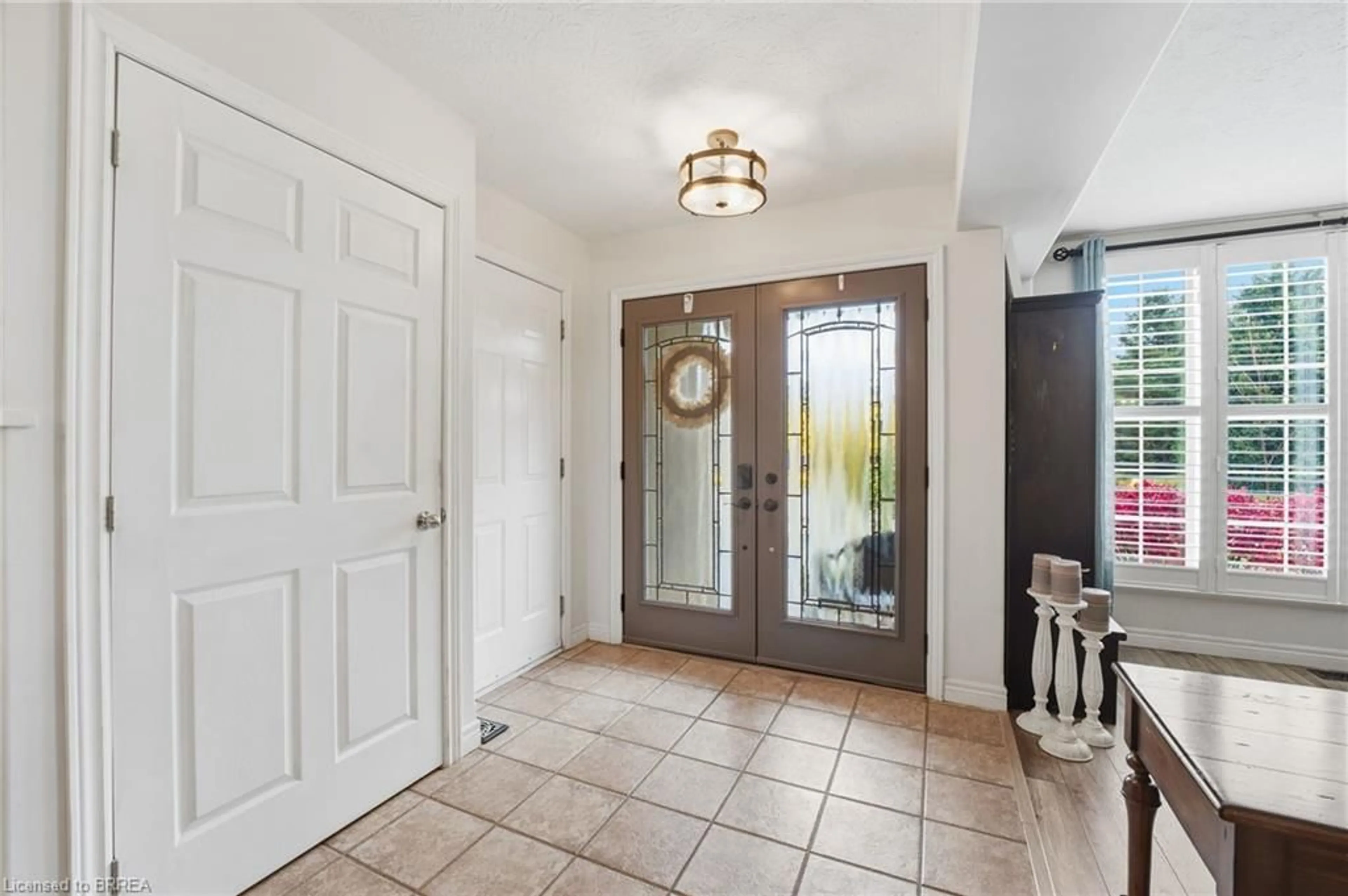 Indoor entryway for 209 Dundas St, Paris Ontario N3L 4H3