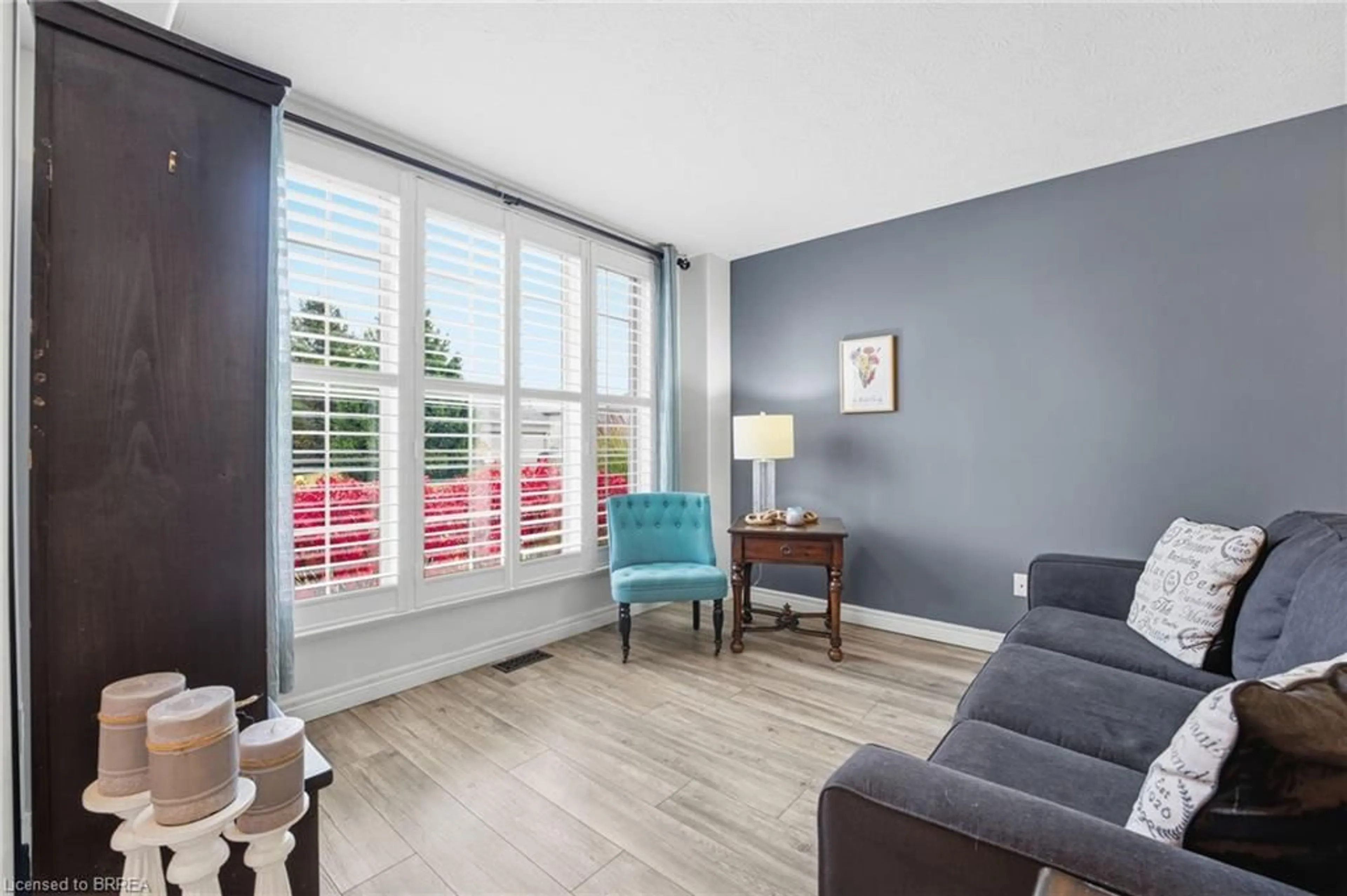 Living room with furniture, unknown for 209 Dundas St, Paris Ontario N3L 4H3