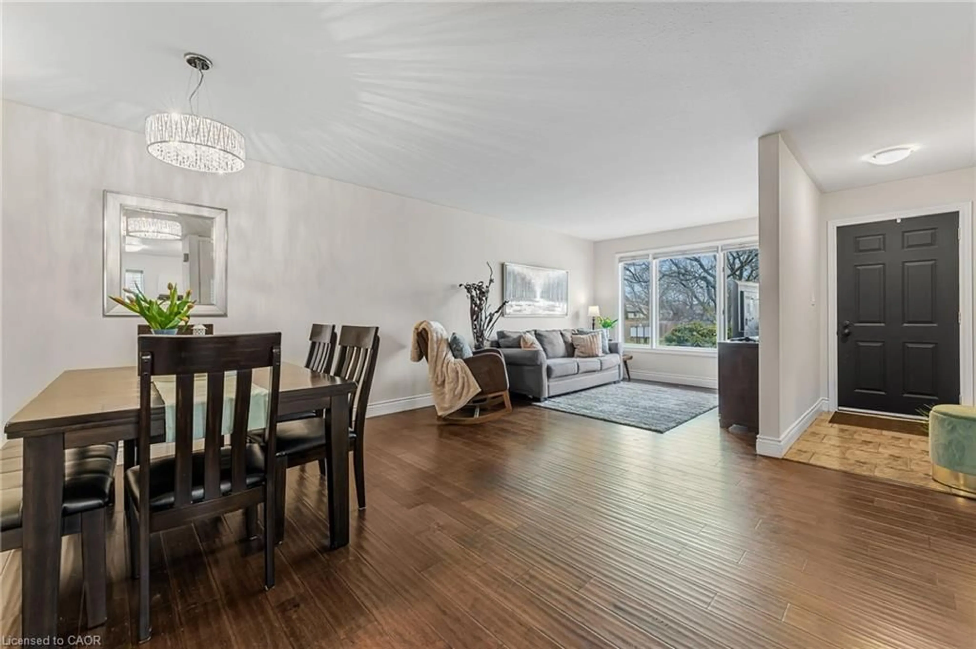 Living room with furniture, wood/laminate floor for 4534 Dufferin Ave, Beamsville Ontario L3J 0C5