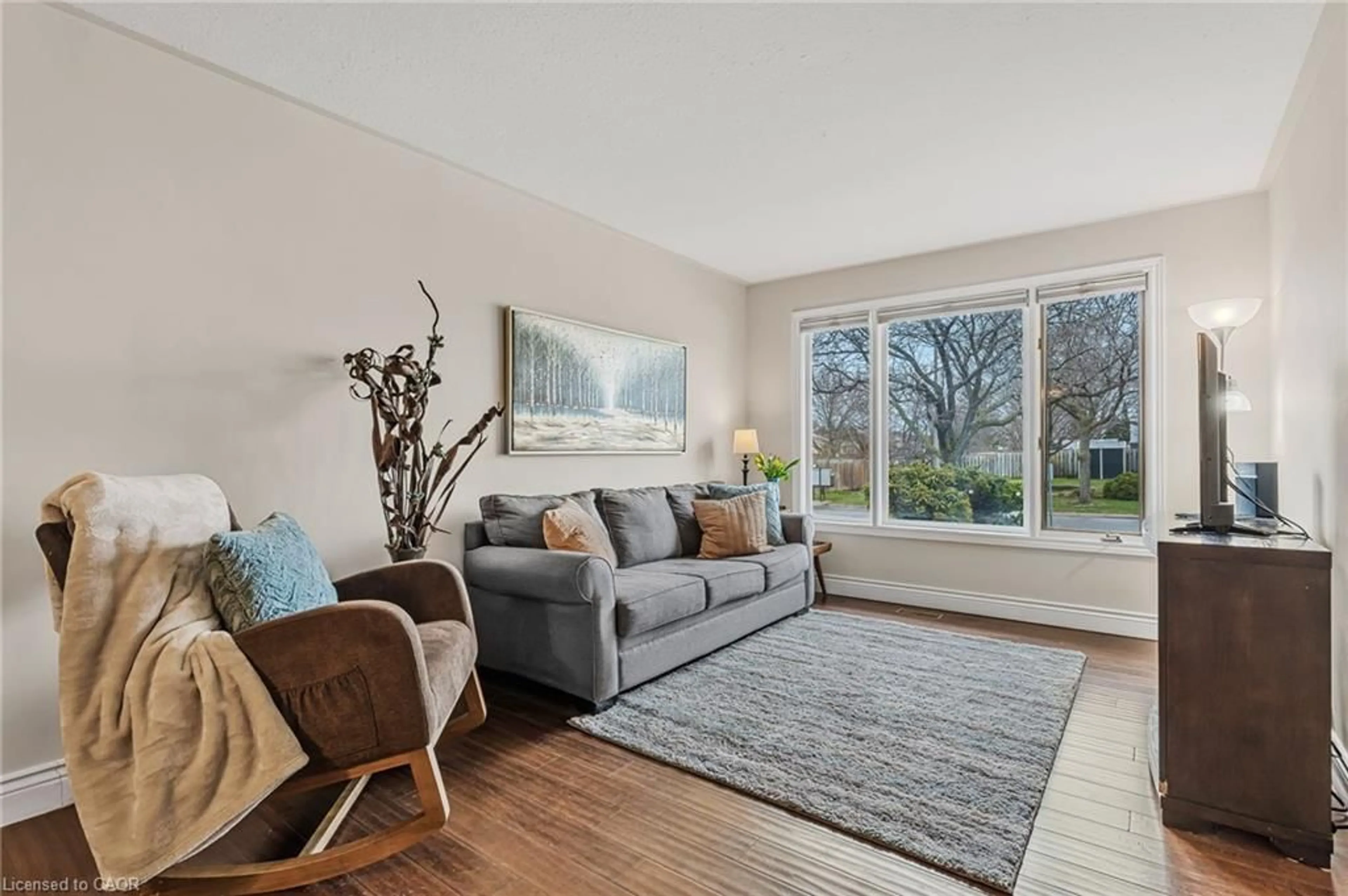 Living room with furniture, unknown for 4534 Dufferin Ave, Beamsville Ontario L3J 0C5