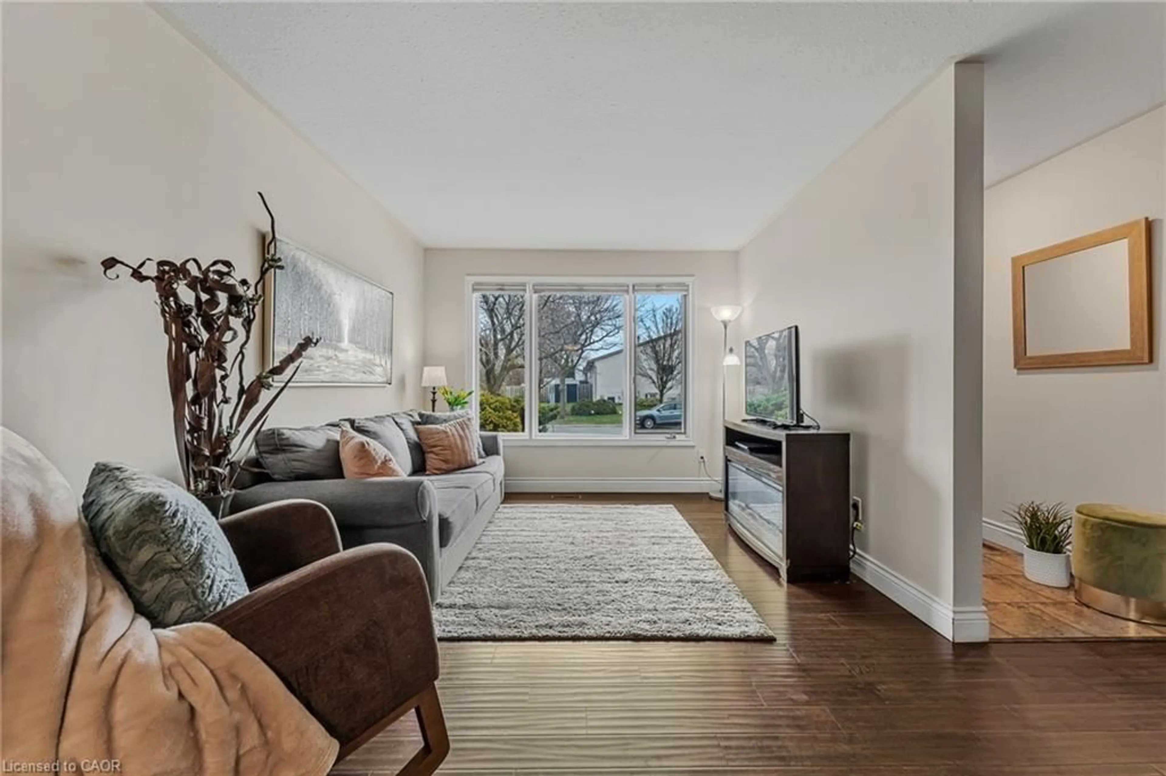 Living room with furniture, wood/laminate floor for 4534 Dufferin Ave, Beamsville Ontario L3J 0C5