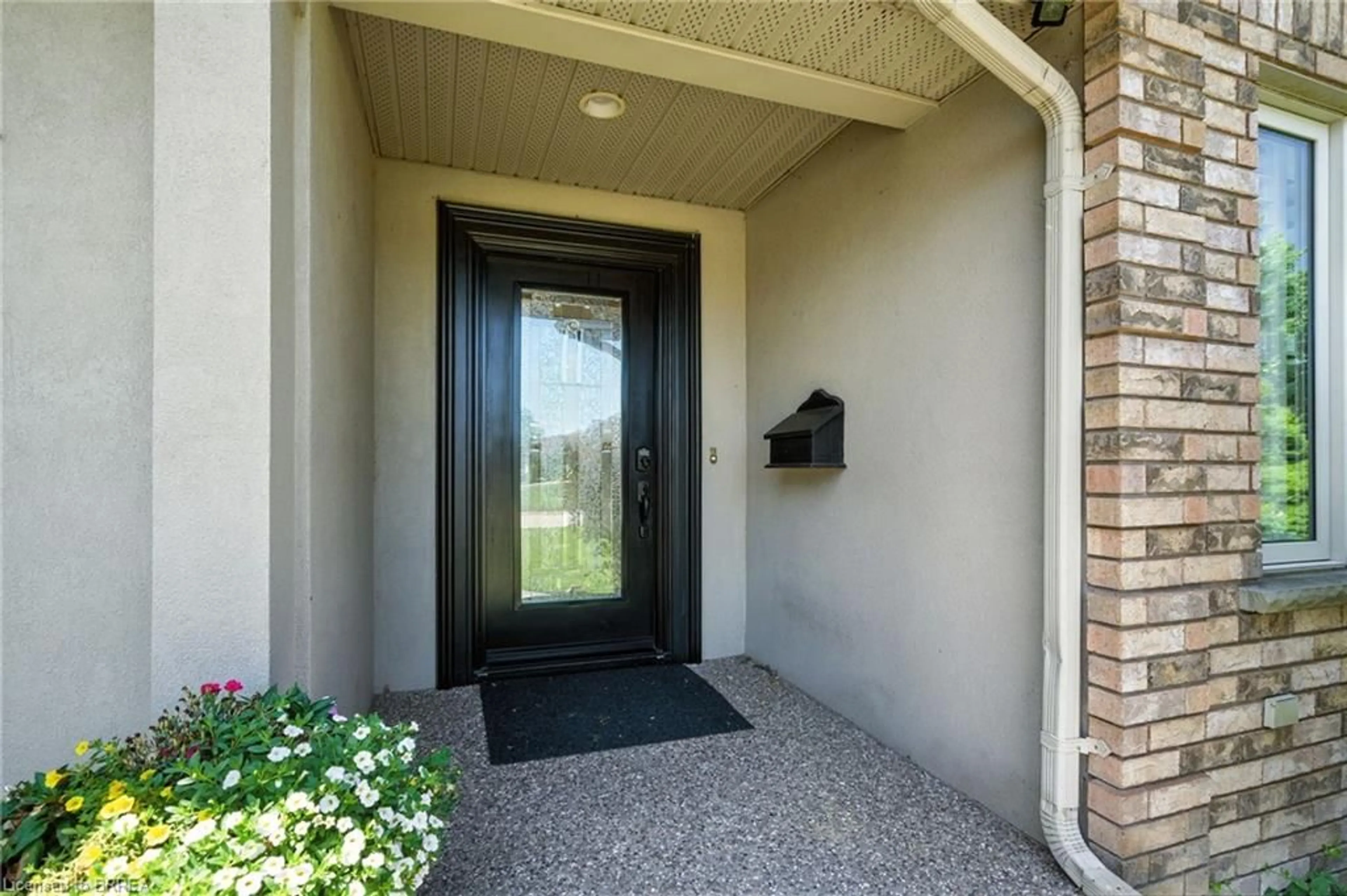 Indoor entryway for 28 Macpherson Dr, Paris Ontario N3L 4C6