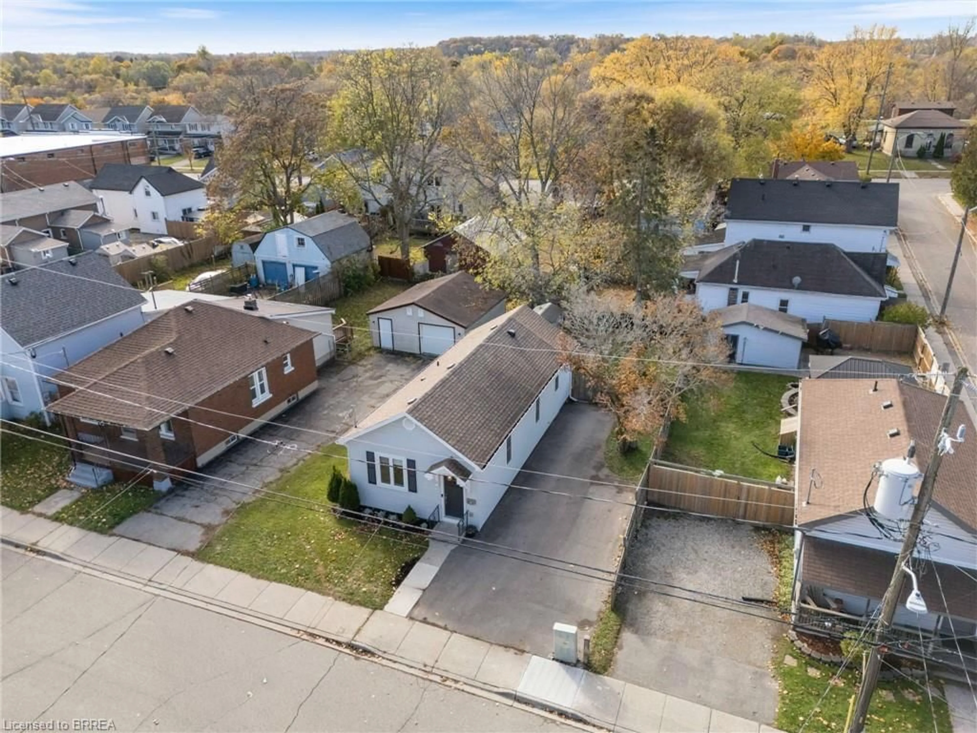 A pic from outside/outdoor area/front of a property/back of a property/a pic from drone, street for 14 Spring St, Brantford Ontario N3T 4M3