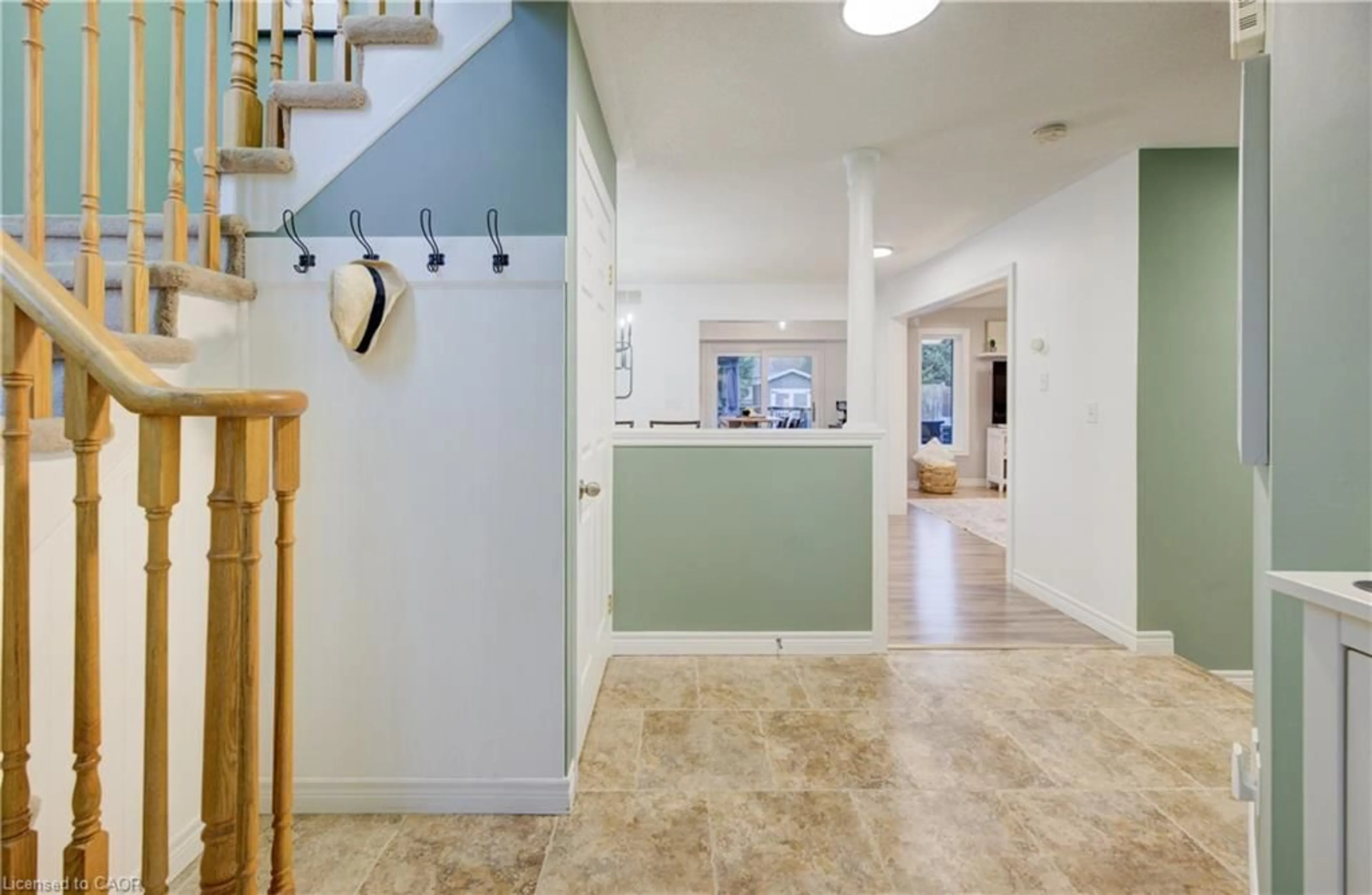 Indoor foyer for 184 Hilltop Dr, Ayr Ontario N0B 1E0