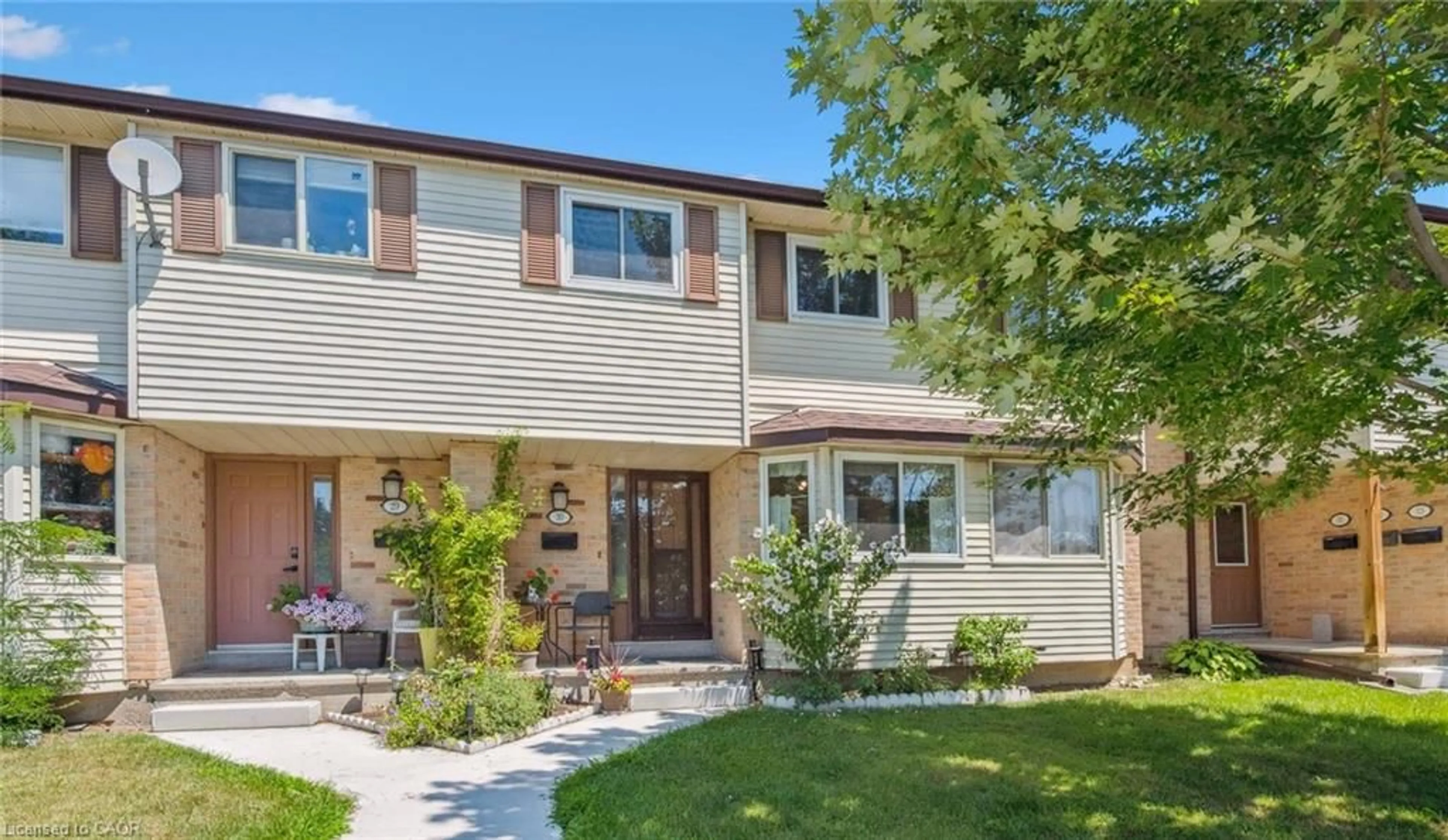 Home with vinyl exterior material, street for 40 Silvercreek Pky #30, Guelph Ontario N1H 7X5