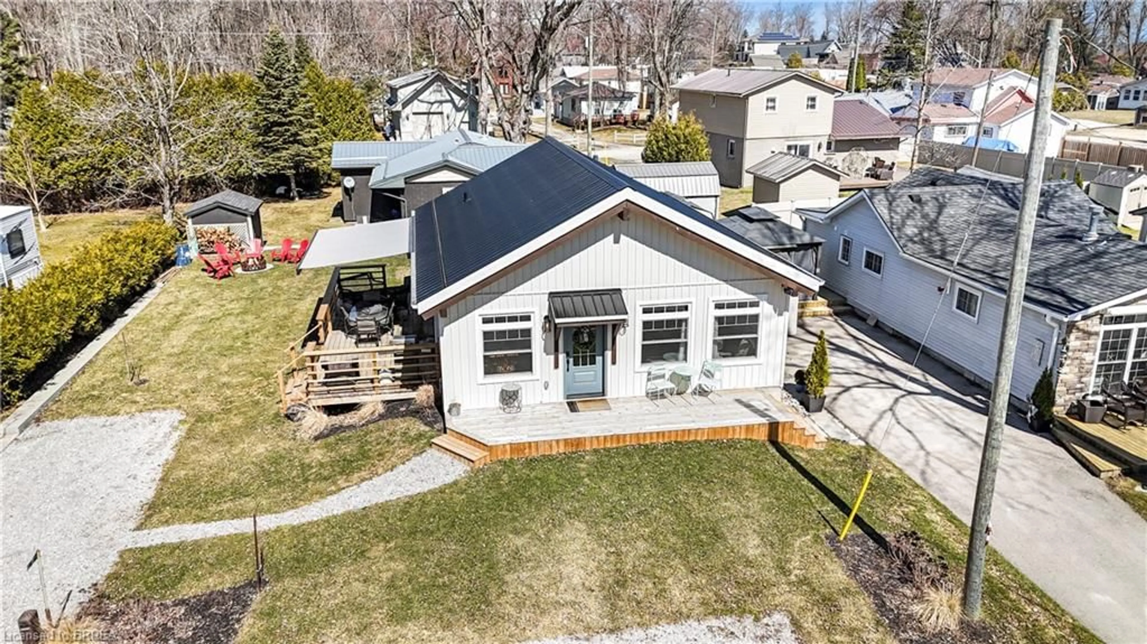 A pic from outside/outdoor area/front of a property/back of a property/a pic from drone, street for 7 Pellum St, Turkey Point Ontario N0E 1T0