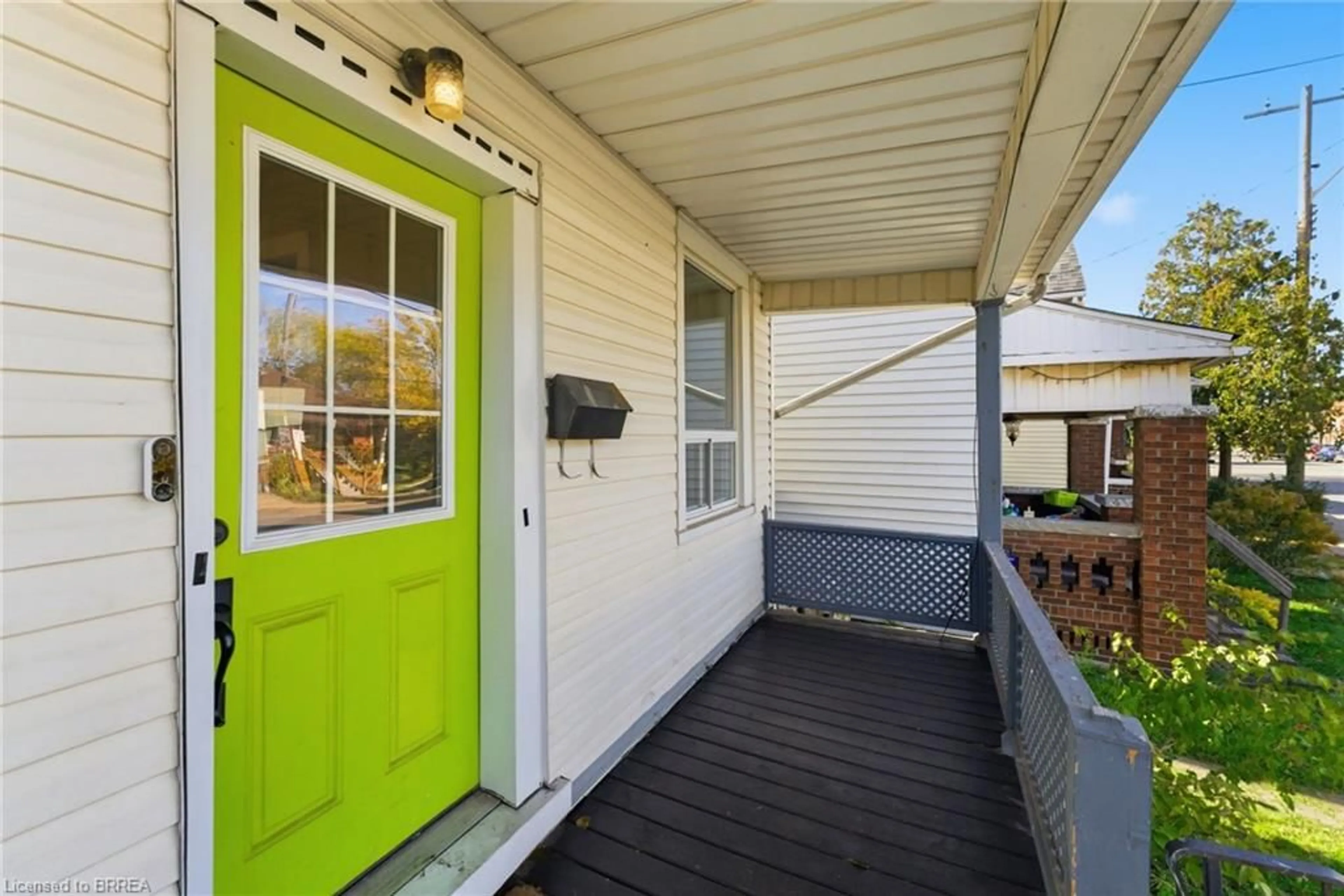 Indoor entryway for 166 Beach Rd, Hamilton Ontario L8L 4A5