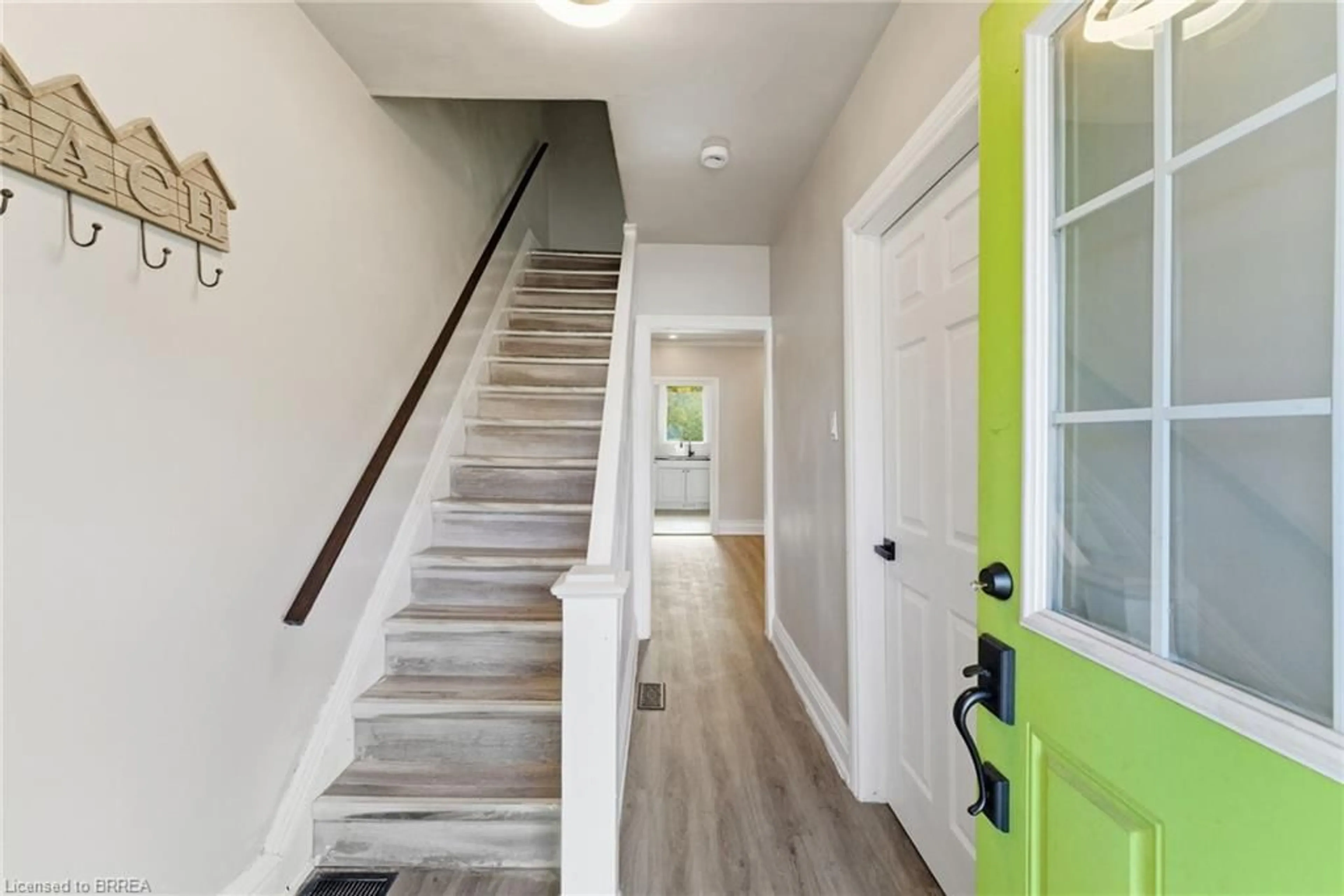Indoor entryway for 166 Beach Rd, Hamilton Ontario L8L 4A5