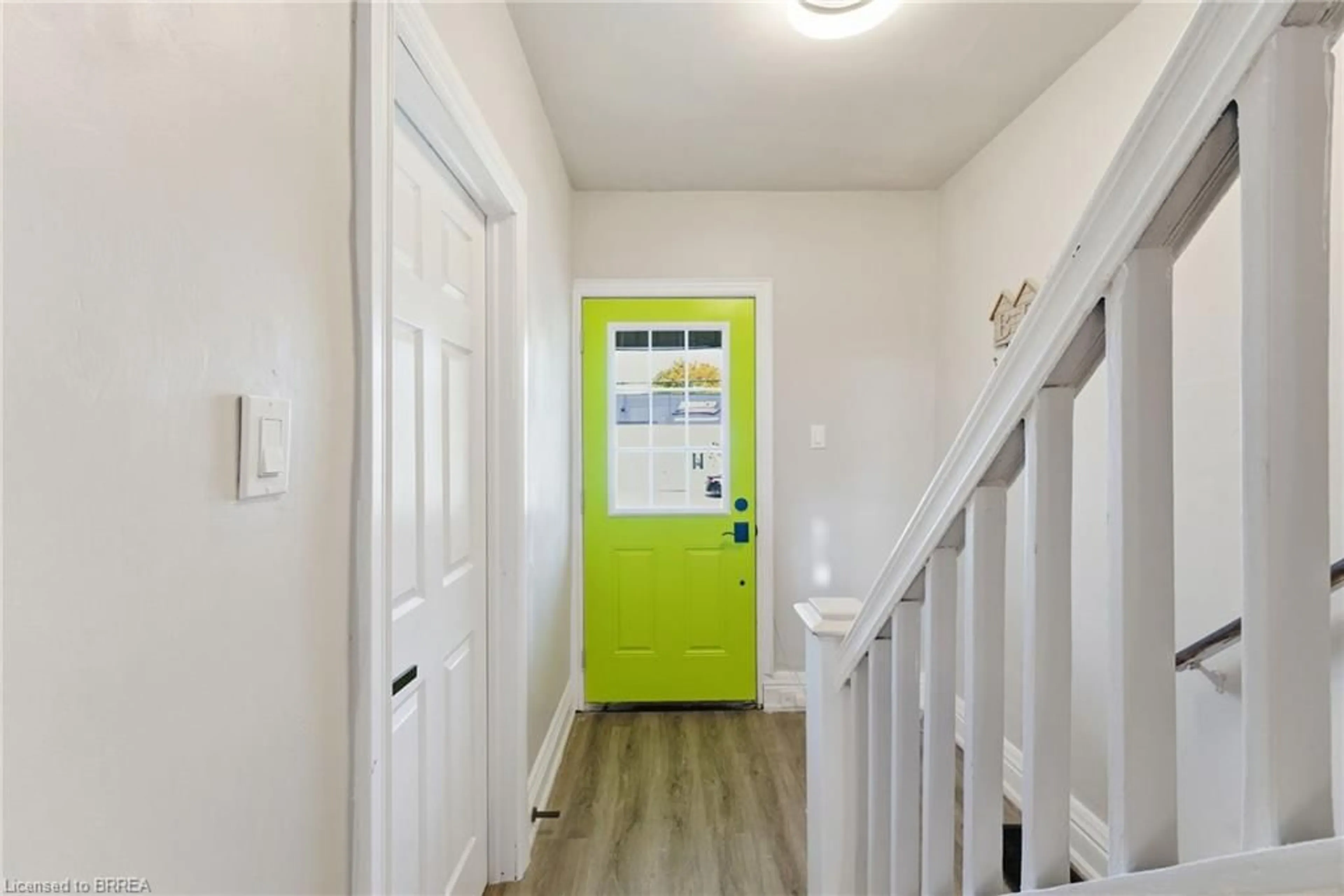 Indoor entryway for 166 Beach Rd, Hamilton Ontario L8L 4A5