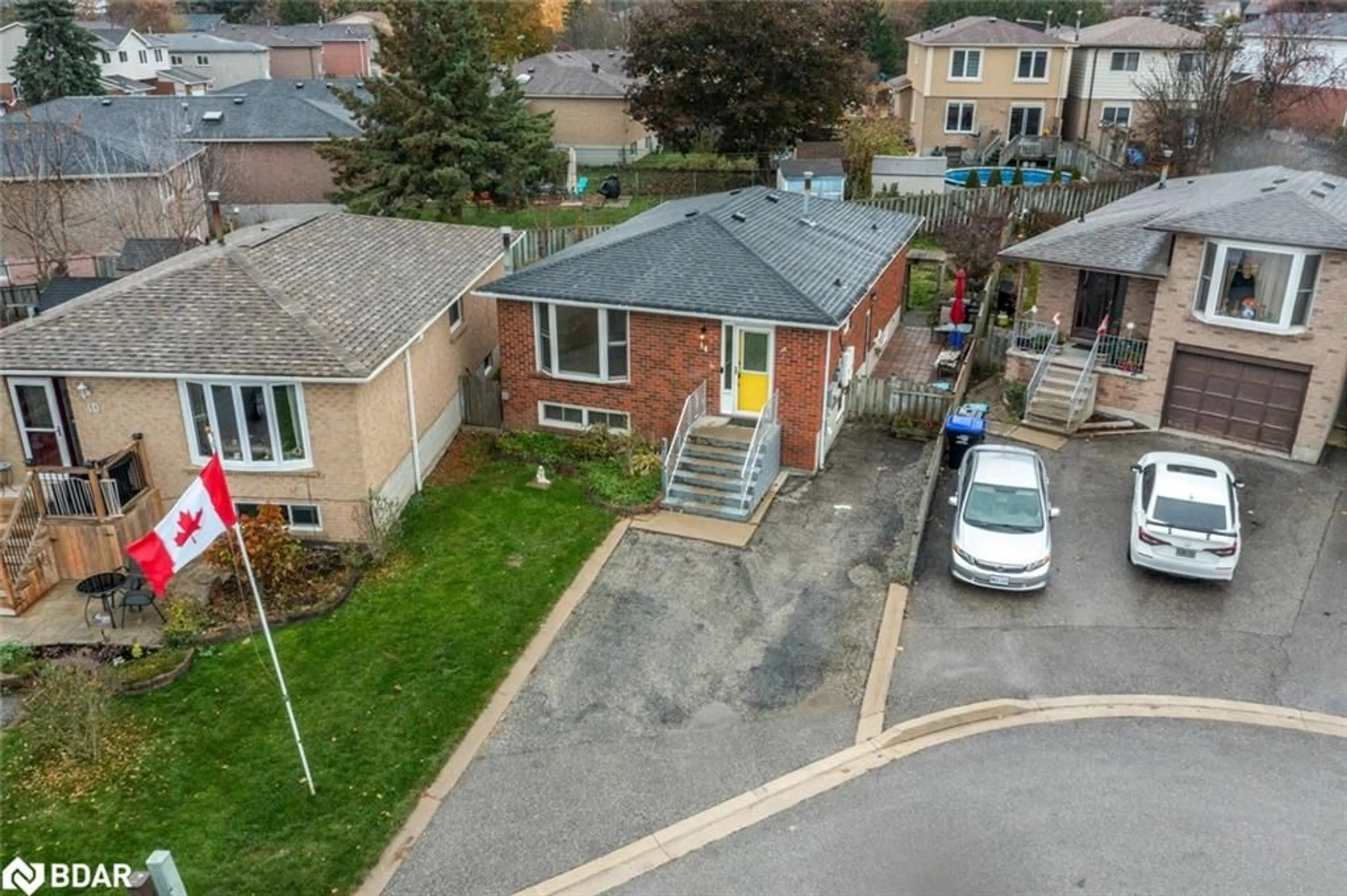 A pic from outside/outdoor area/front of a property/back of a property/a pic from drone, street for 14 Maple Crt, Bradford Ontario L3Z 2C3