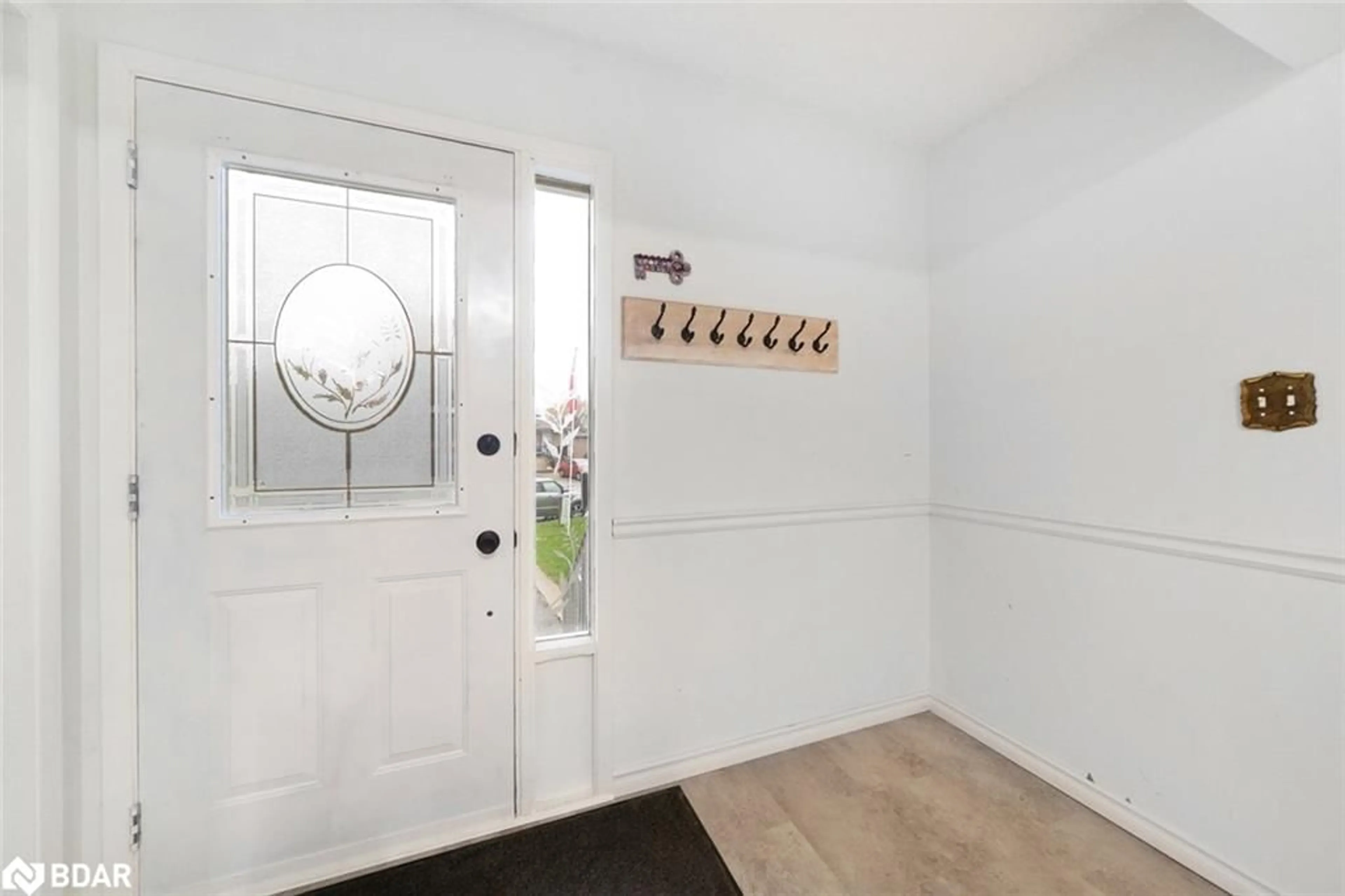 Indoor entryway for 14 Maple Crt, Bradford Ontario L3Z 2C3