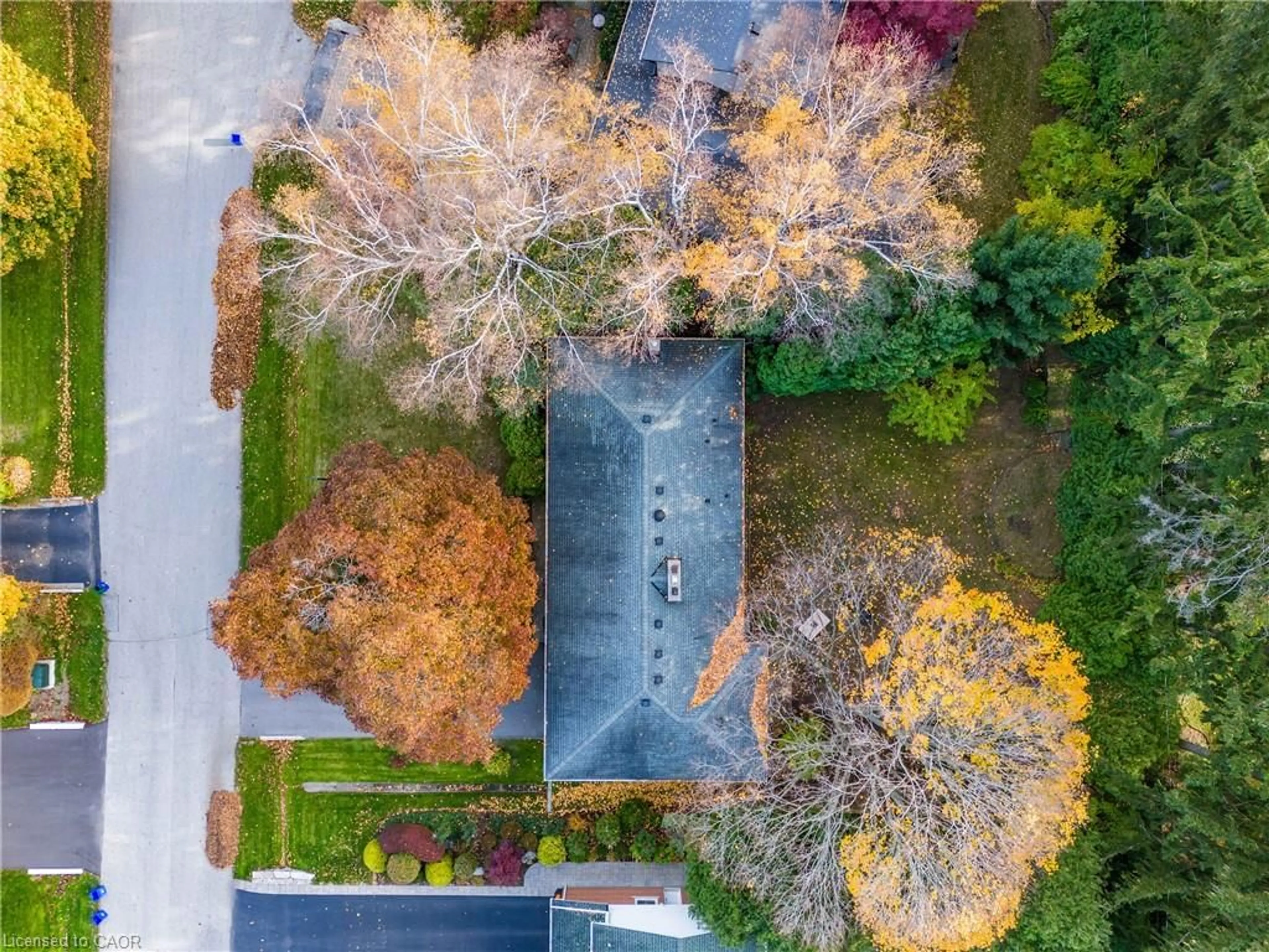 A pic from outside/outdoor area/front of a property/back of a property/a pic from drone, street for 144 Talbot Dr, Oakville Ontario L6L 4C5