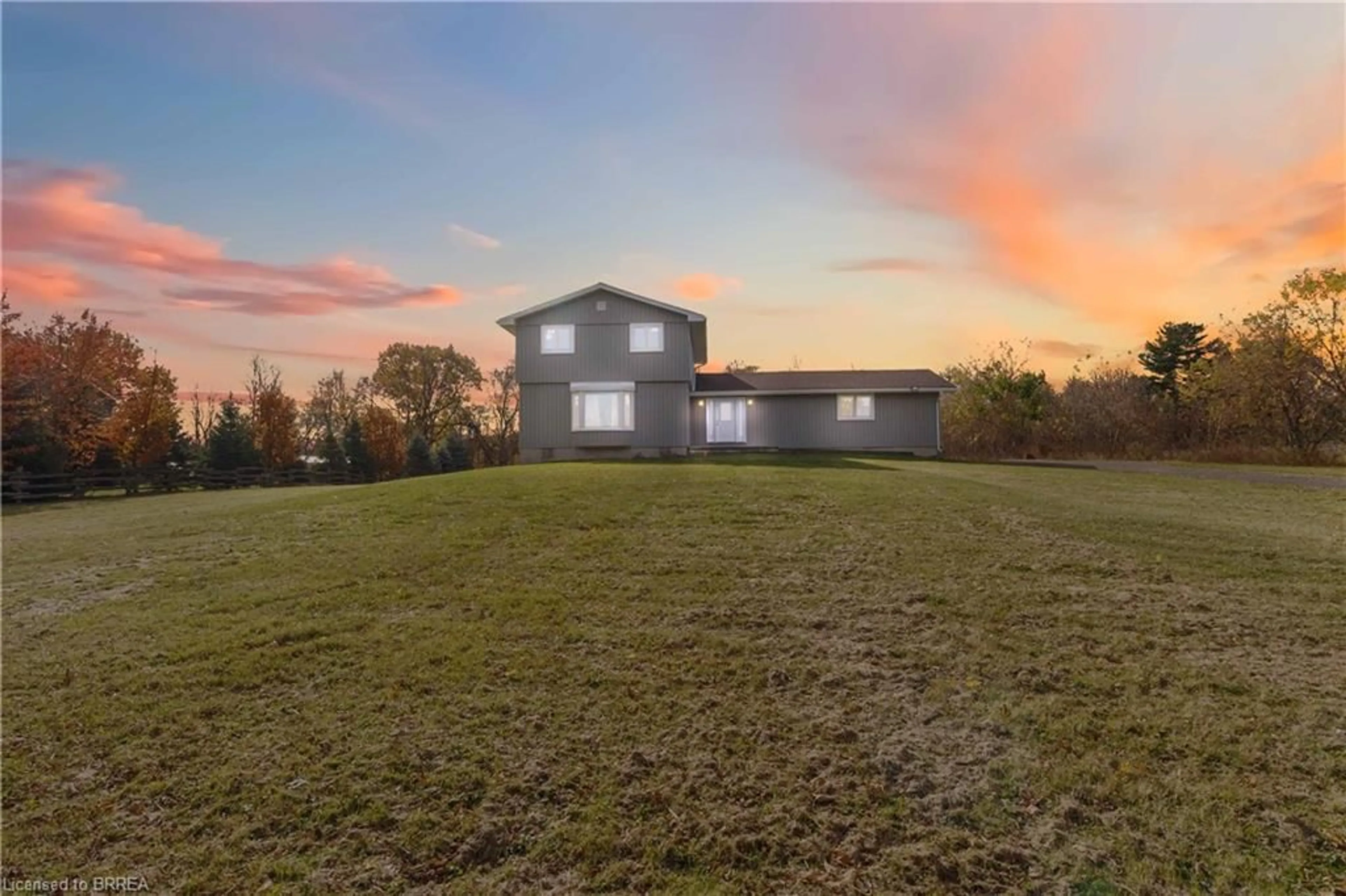 A pic from outside/outdoor area/front of a property/back of a property/a pic from drone, building for 8 War Rd, Brantford Ontario N3T 5L6