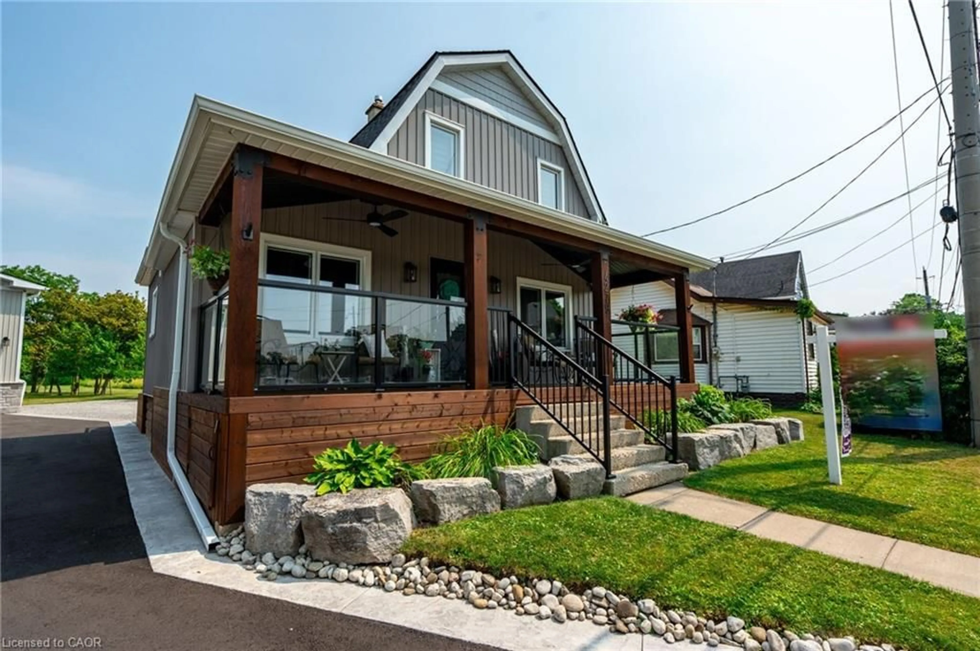 Home with vinyl exterior material, unknown for 4279 East Ave, Beamsville Ontario L0R 1B6