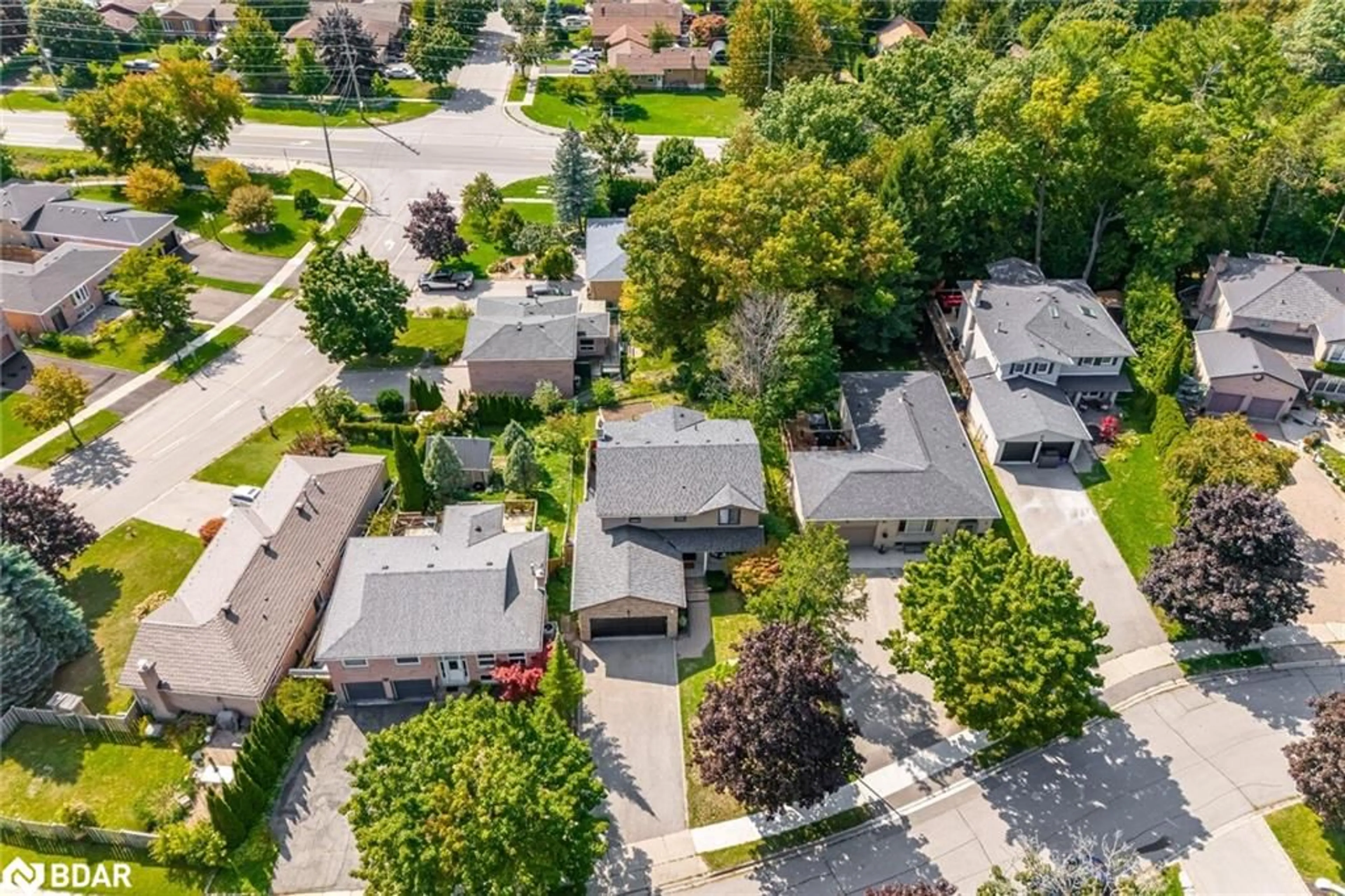 A pic from outside/outdoor area/front of a property/back of a property/a pic from drone, street for 6 Hollis Cres, York Ontario L9N 1E7