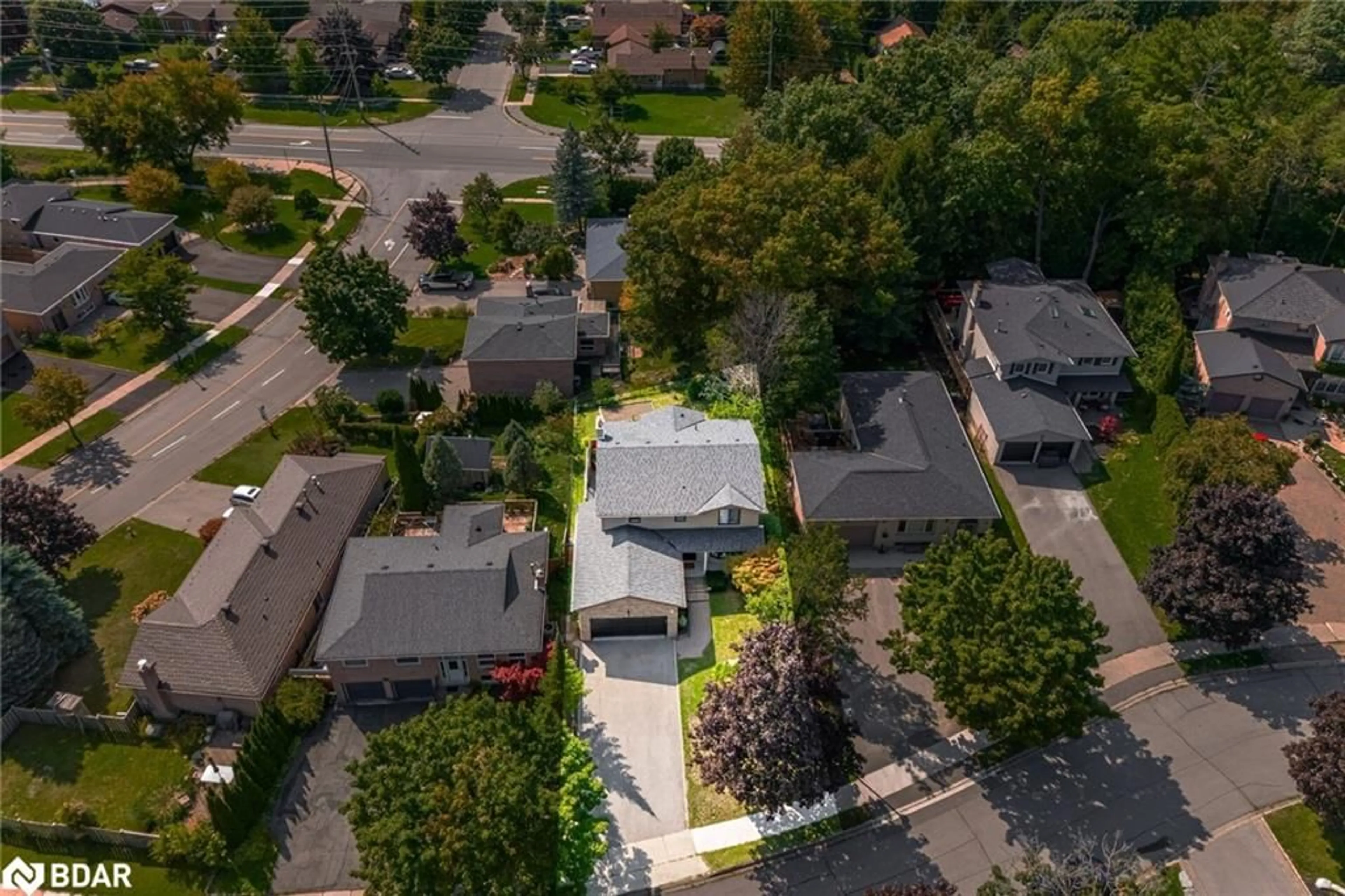 A pic from outside/outdoor area/front of a property/back of a property/a pic from drone, street for 6 Hollis Cres, York Ontario L9N 1E7