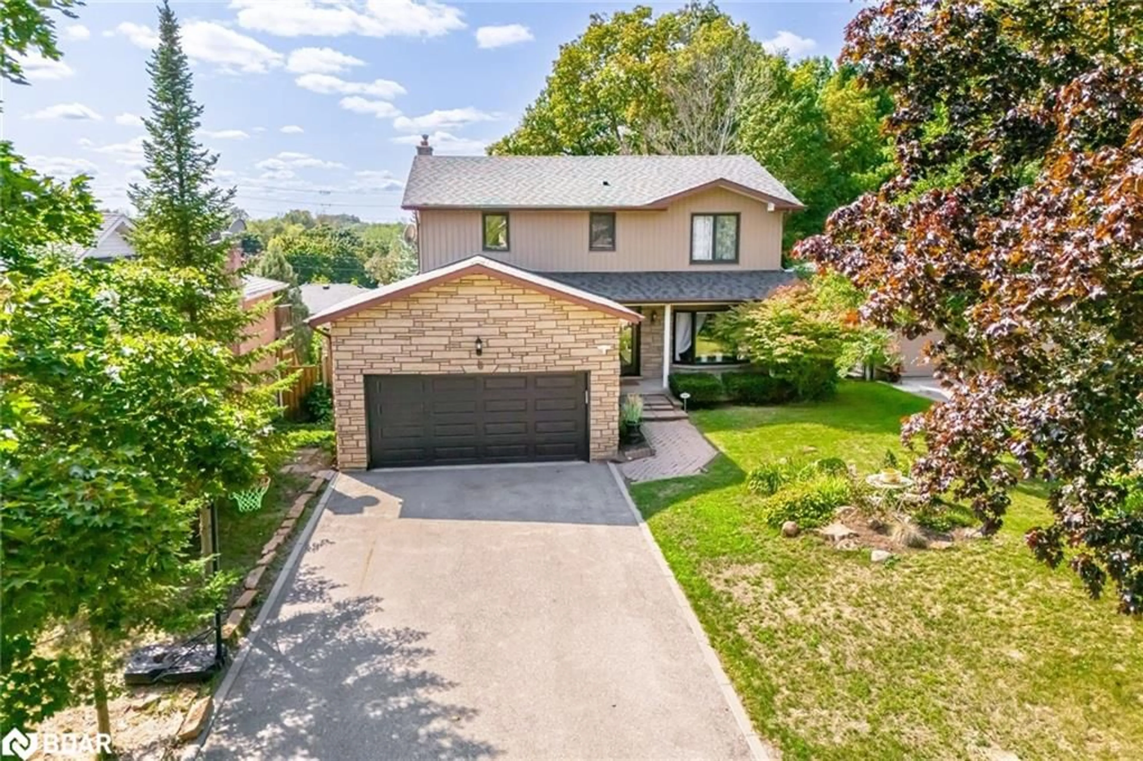 A pic from outside/outdoor area/front of a property/back of a property/a pic from drone, street for 6 Hollis Cres, York Ontario L9N 1E7