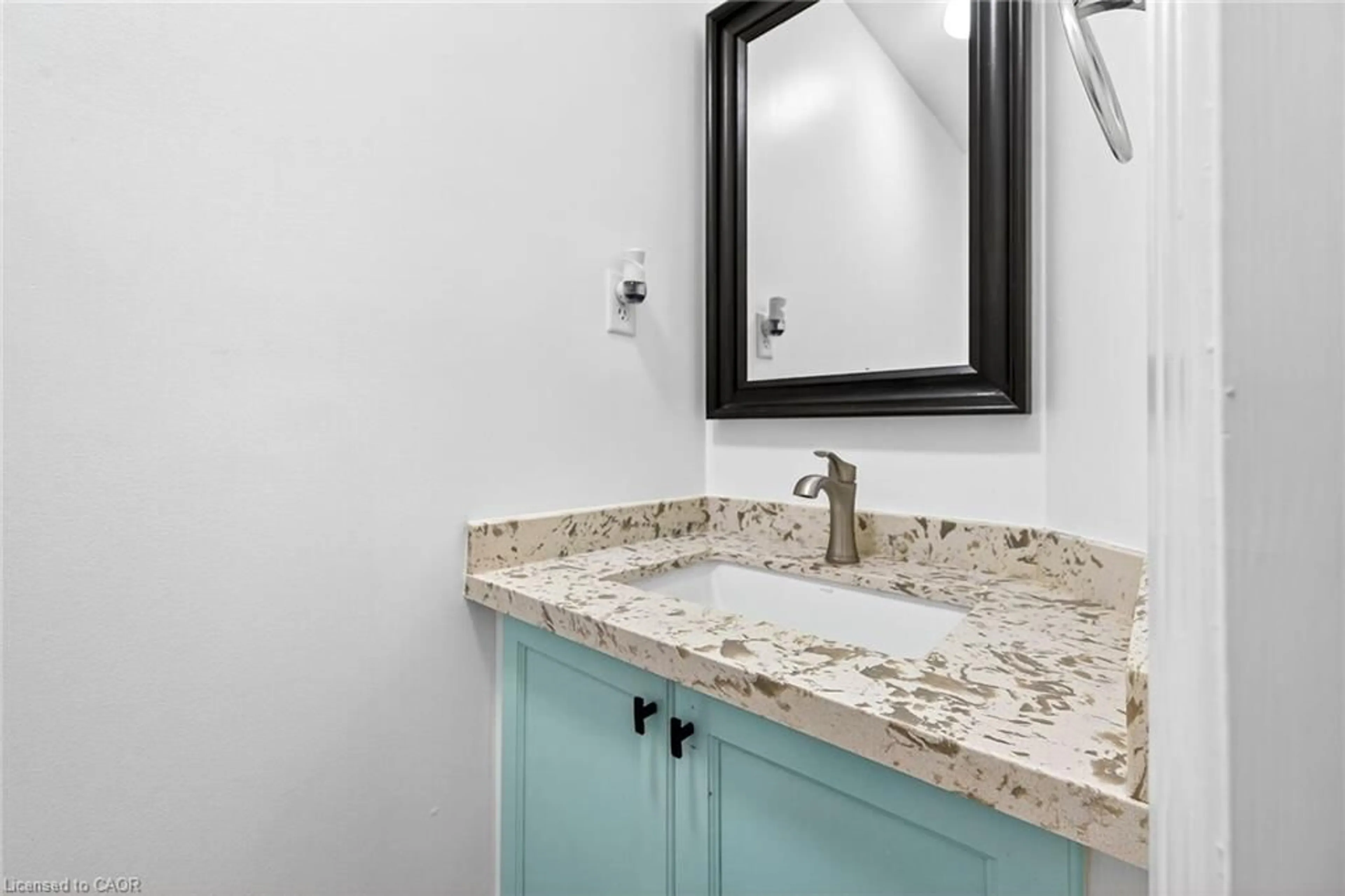 Standard bathroom, ceramic/tile floor for 134 Terni Blvd #14, Hamilton Ontario L8W 3Y9