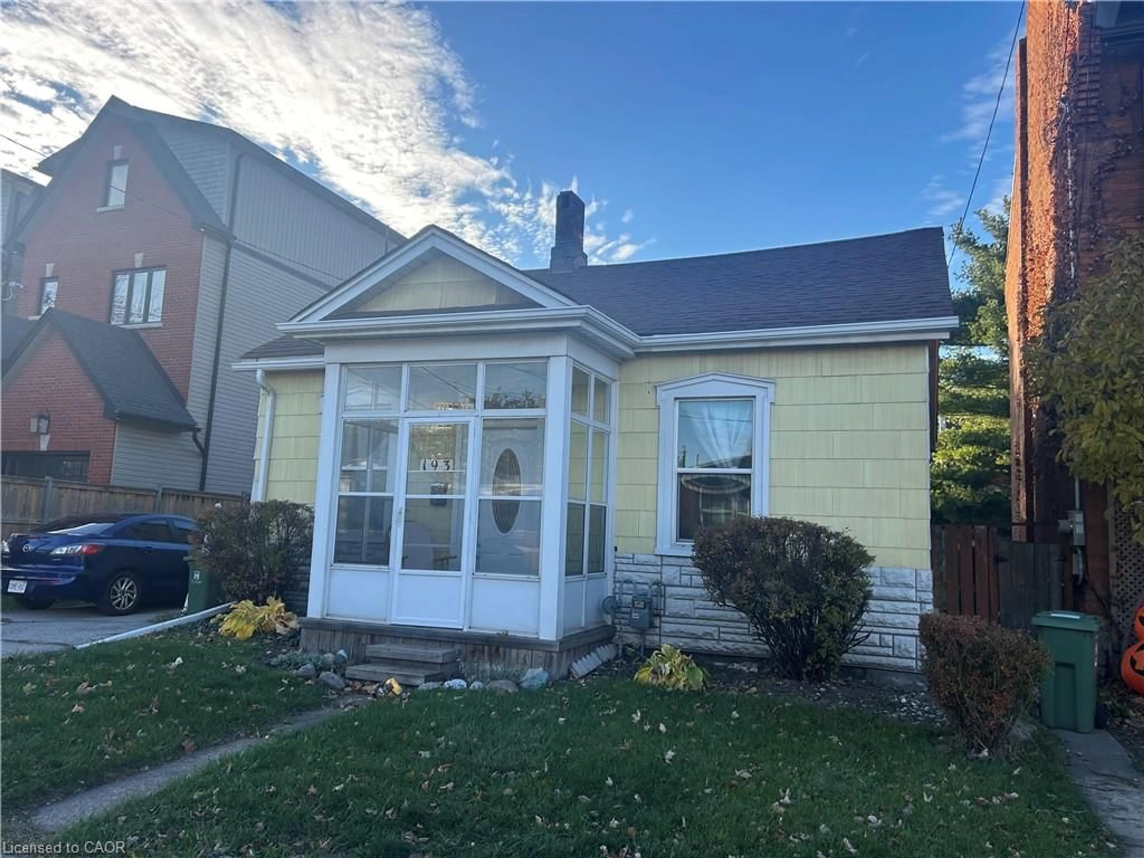 Home with vinyl exterior material, street for 193 Locke St, Hamilton Ontario L8R 3B1