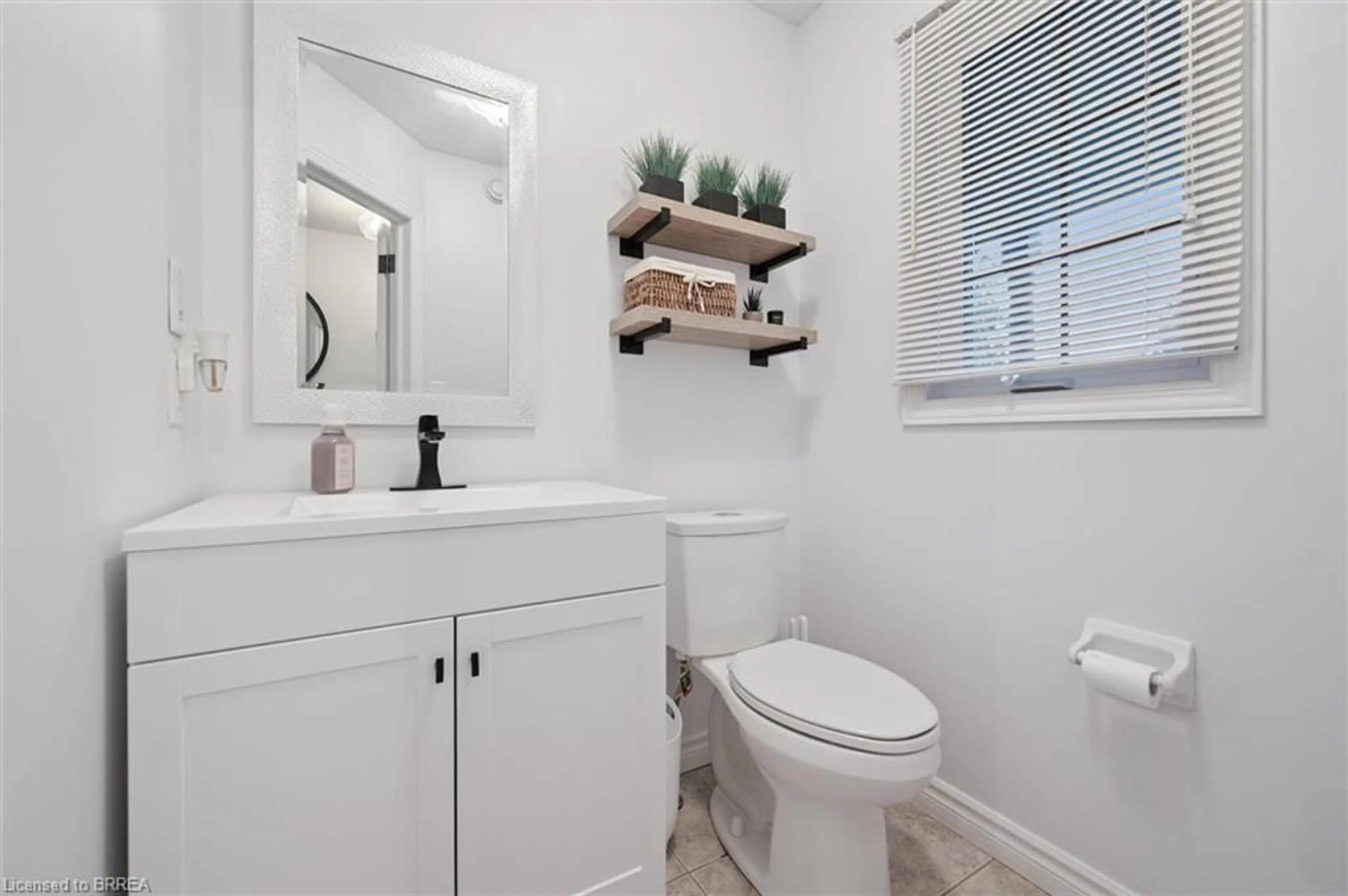 Standard bathroom, ceramic/tile floor for 59 Patrick Blvd, Elora Ontario N0B 1S0