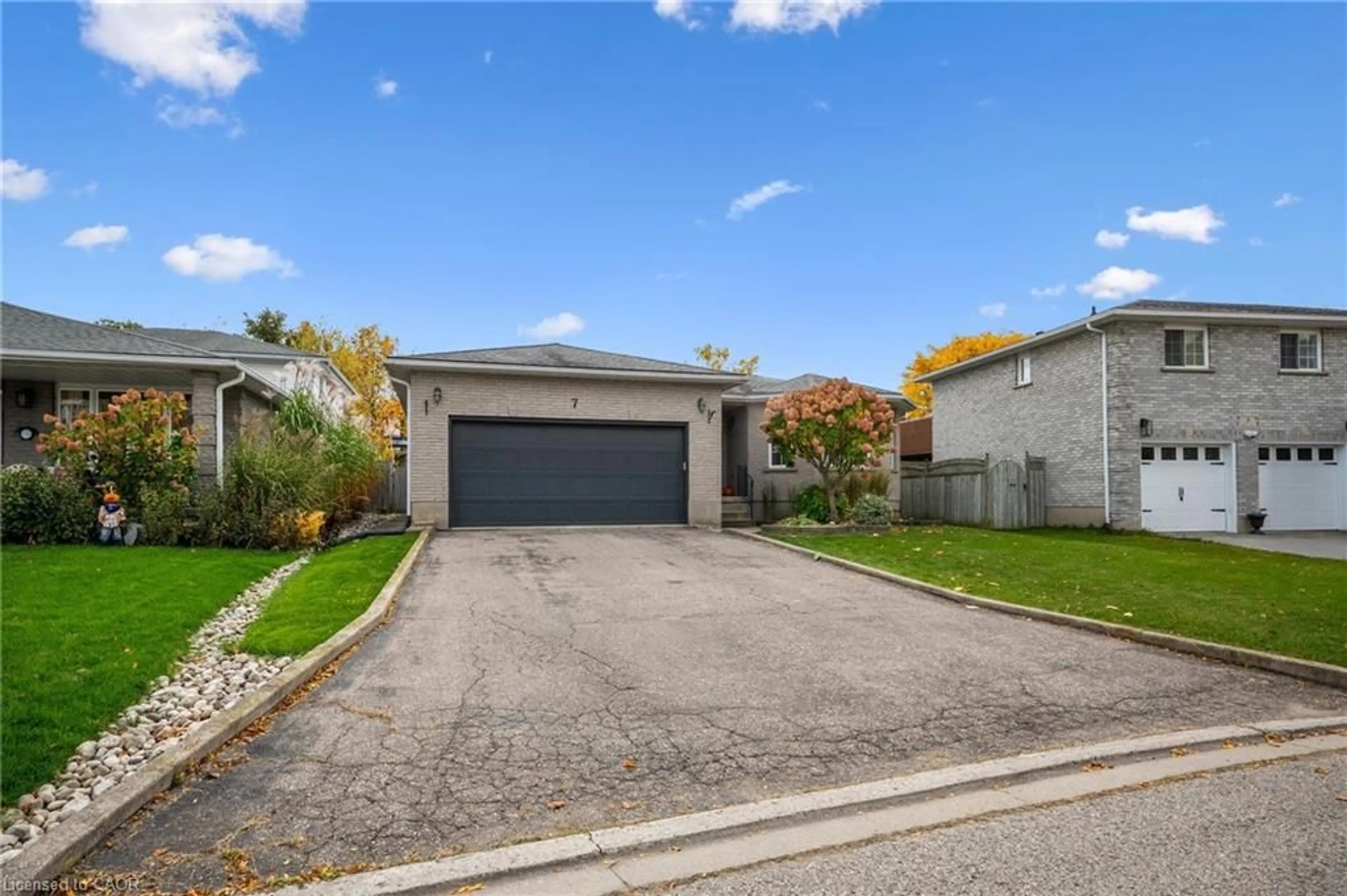 A pic from outside/outdoor area/front of a property/back of a property/a pic from drone, street for 7 Peter Crt, Cambridge Ontario N1P 1C3