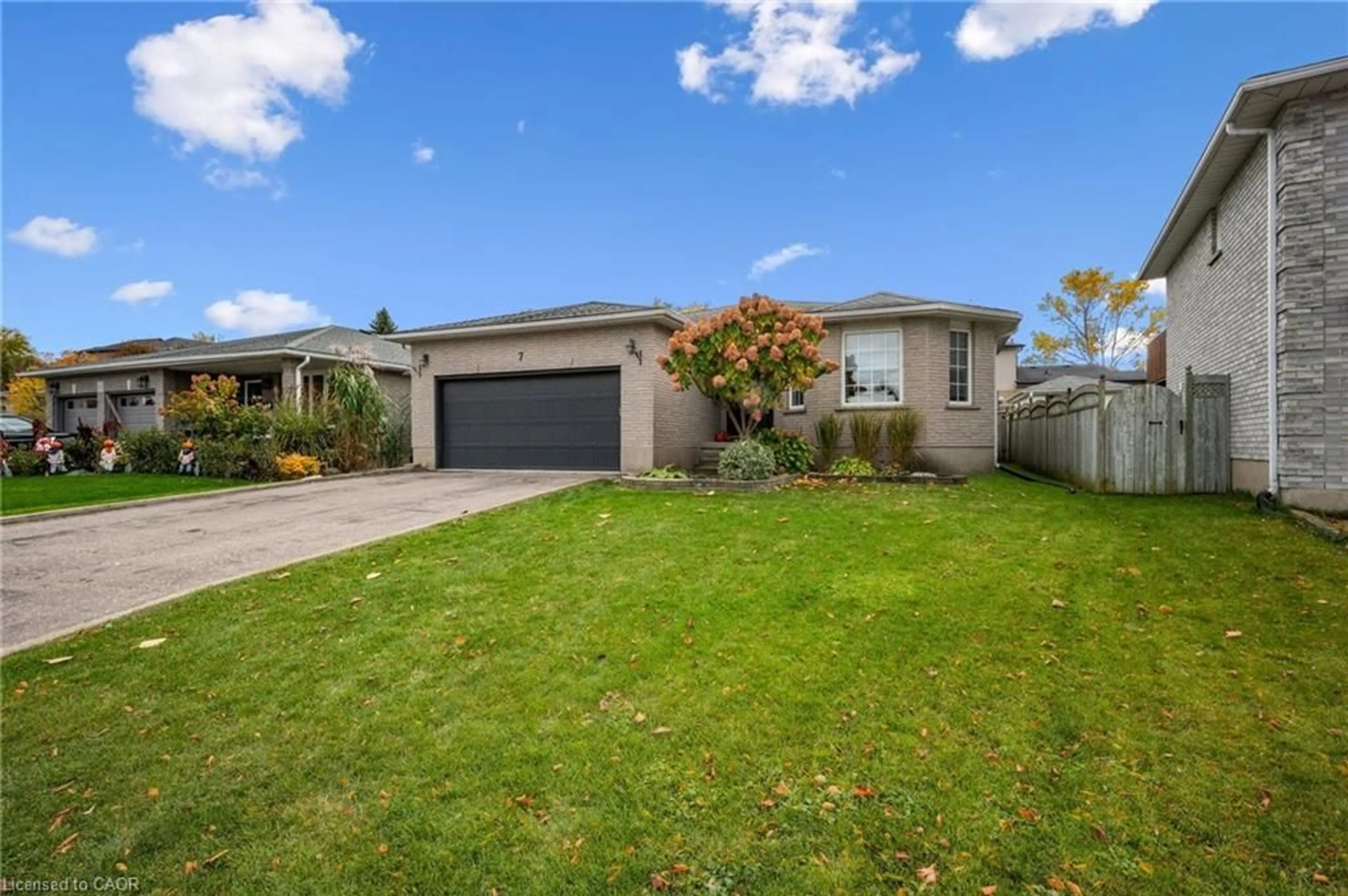 A pic from outside/outdoor area/front of a property/back of a property/a pic from drone, street for 7 Peter Crt, Cambridge Ontario N1P 1C3