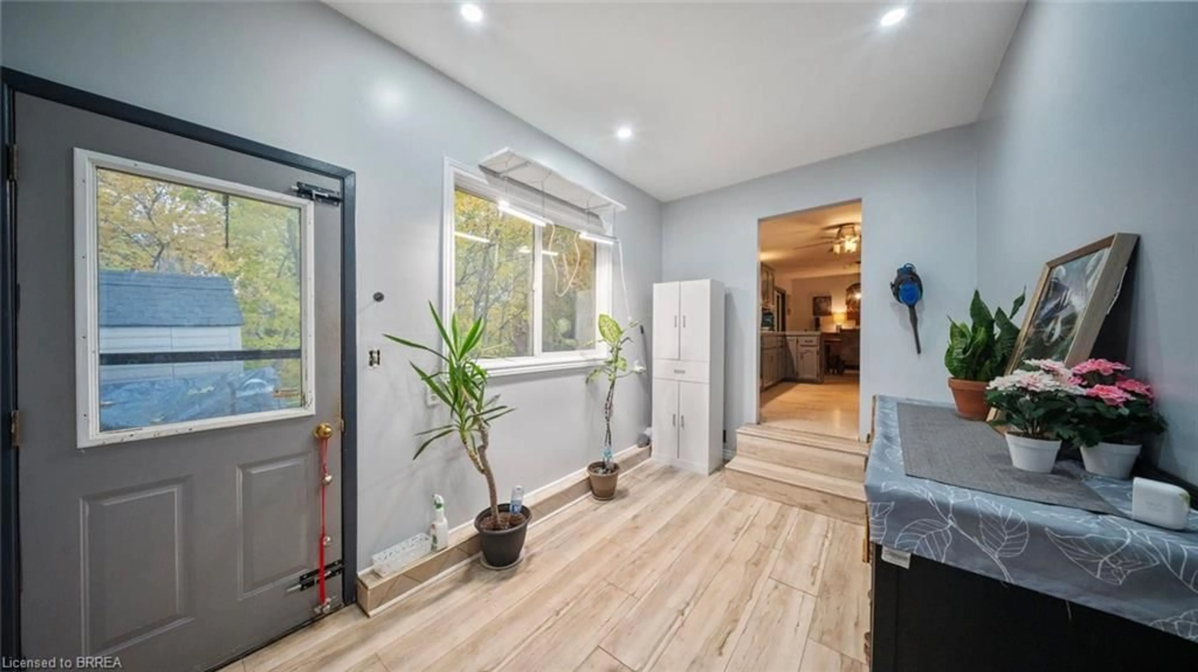 Indoor entryway for 44 Locks Rd, Brantford Ontario N3S 6Y9