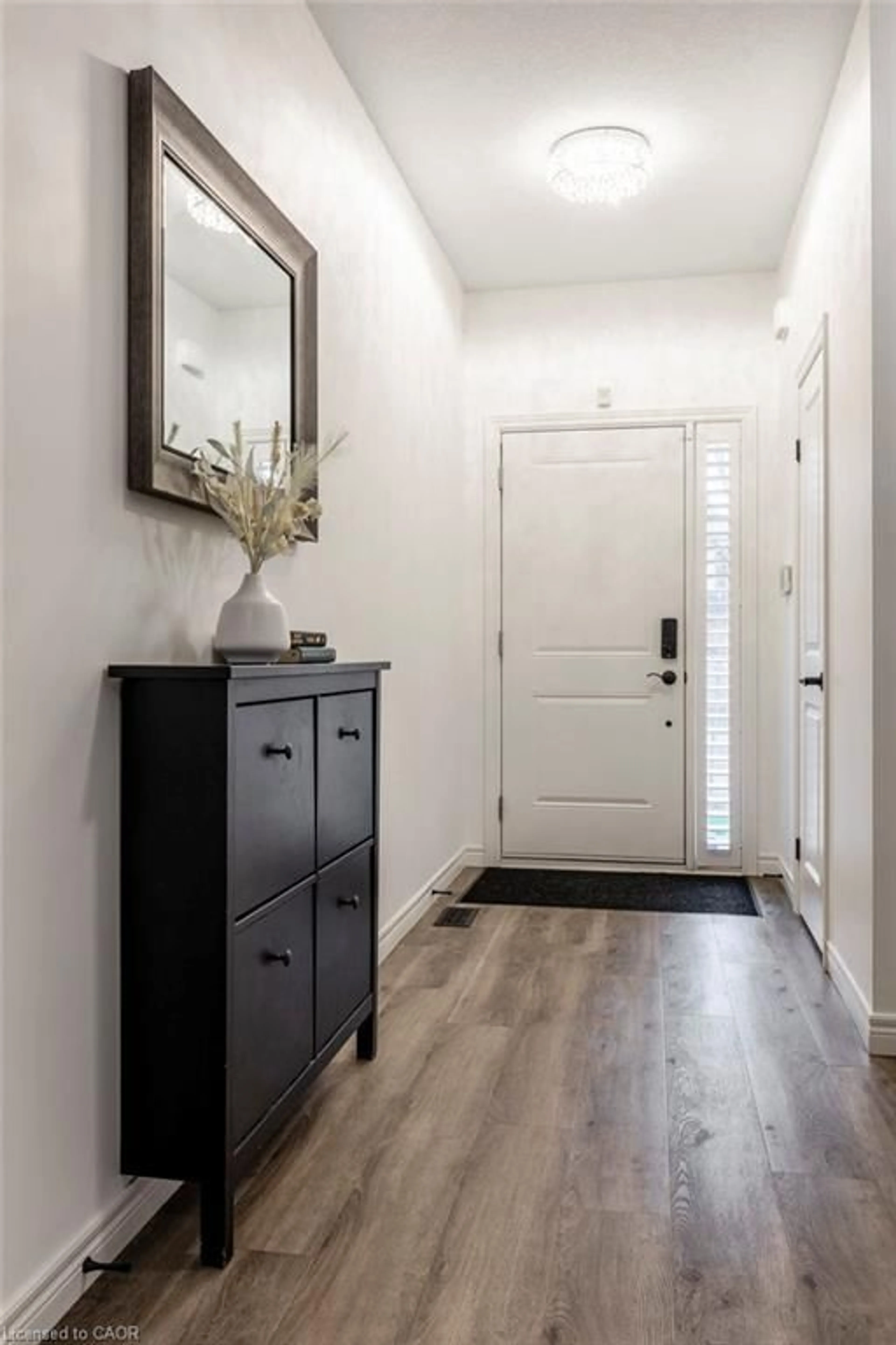 Indoor entryway for 70 Dennis Dr, Smithville Ontario L0R 2A0